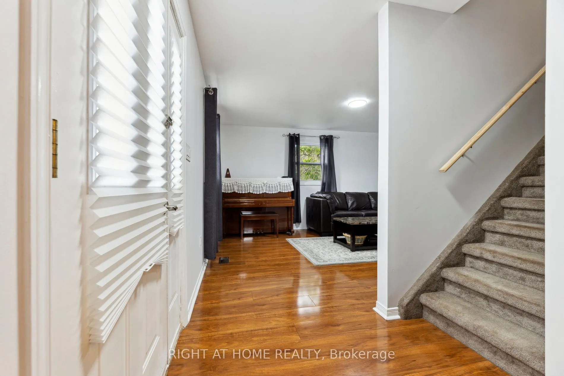 186 Dundas Street W