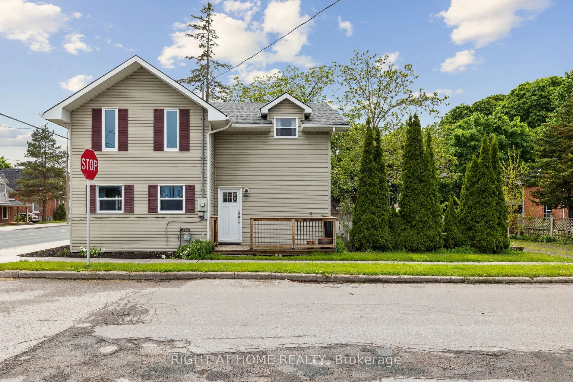 186 Dundas Street W