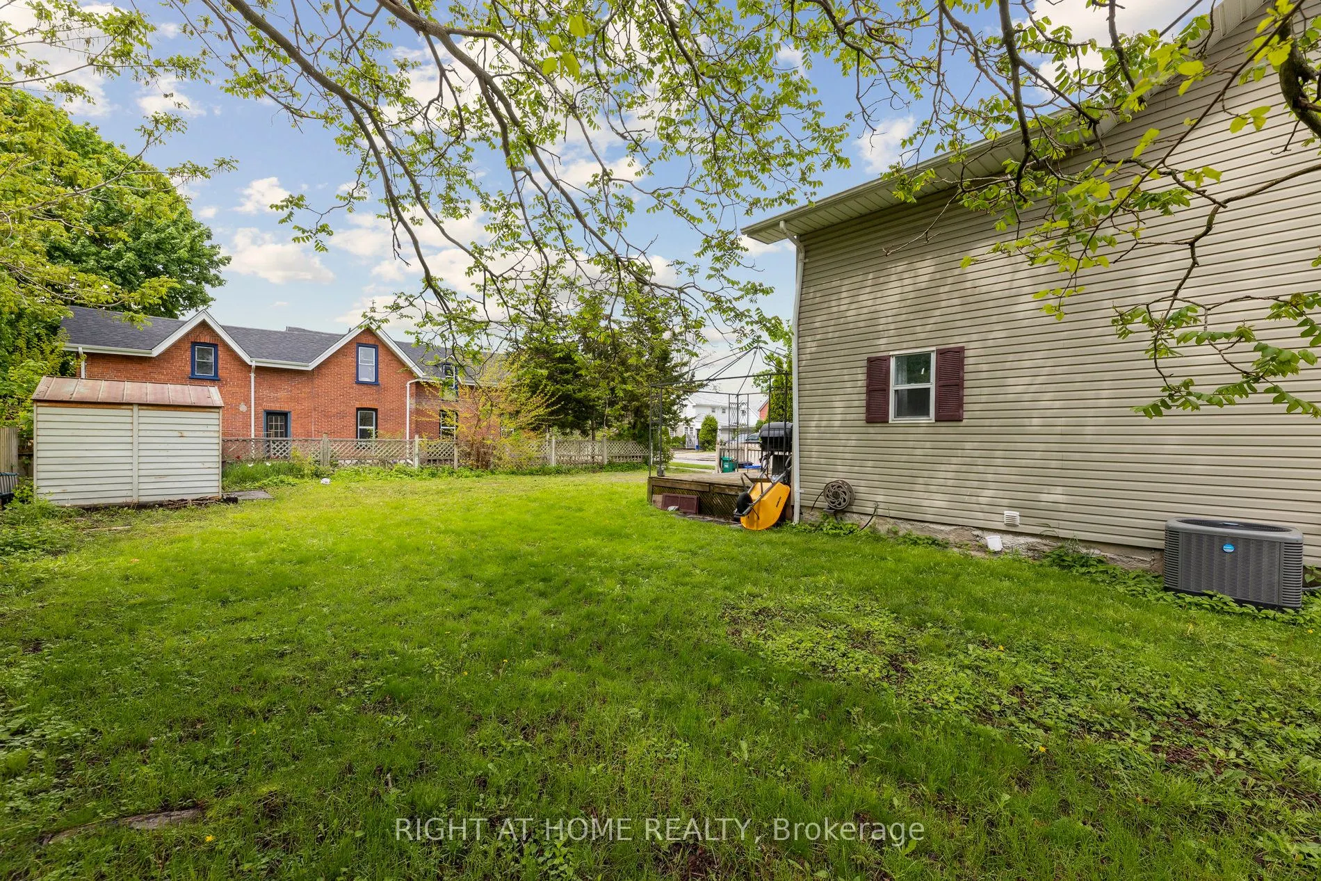 186 Dundas Street W