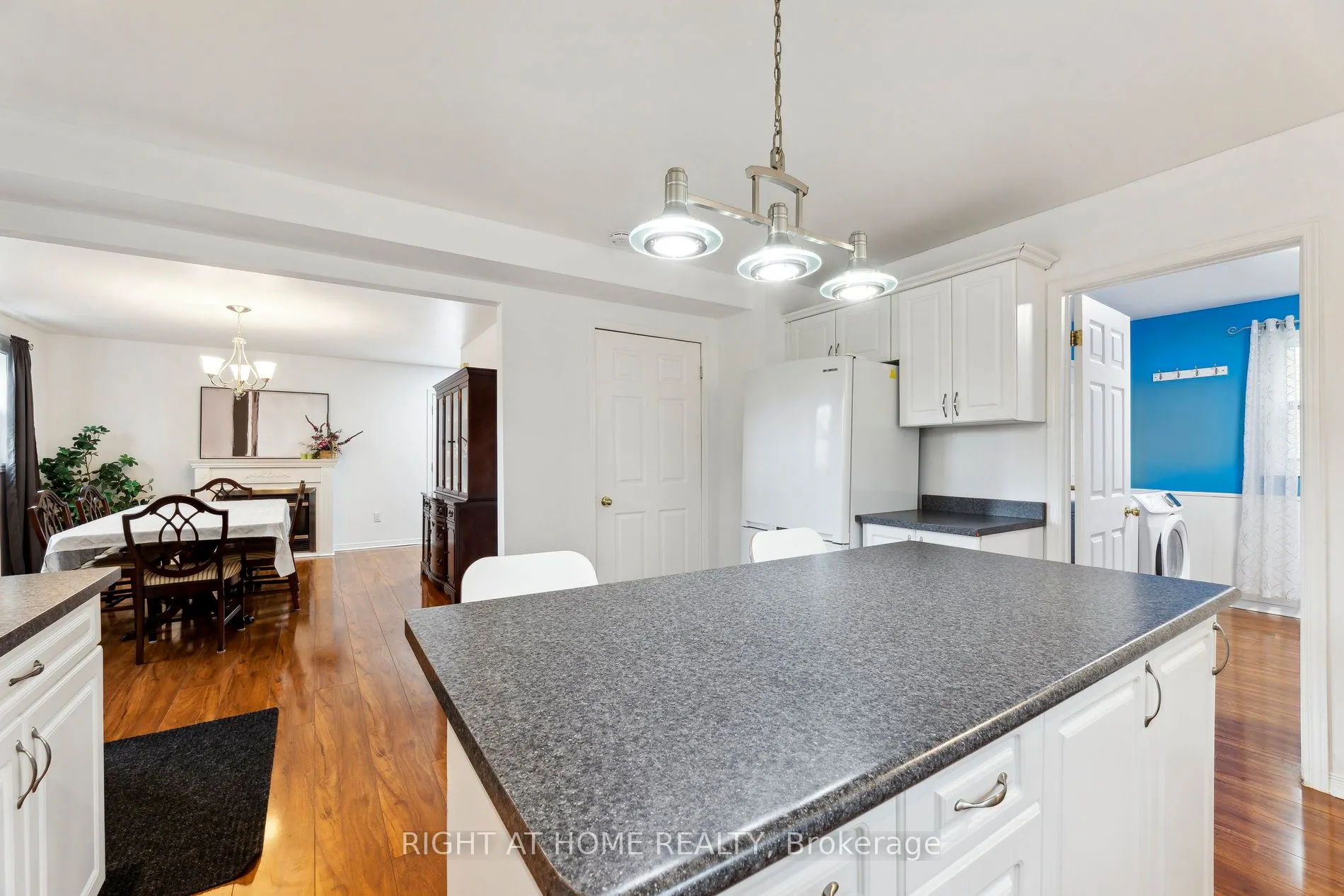 186 Dundas Street W