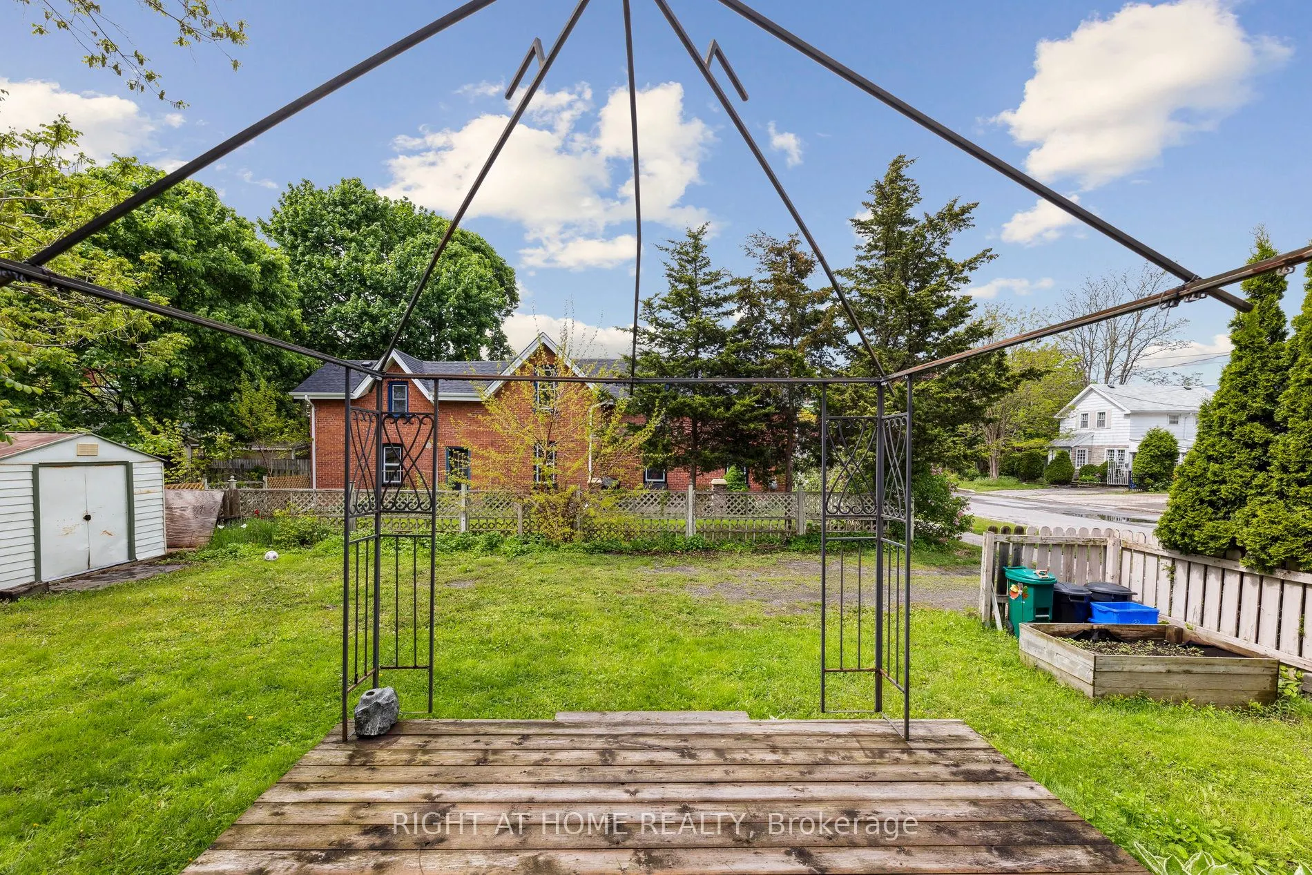 186 Dundas Street W