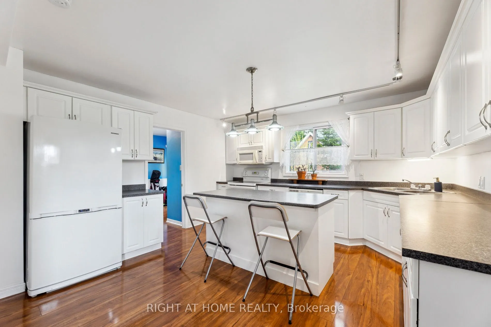 186 Dundas Street W