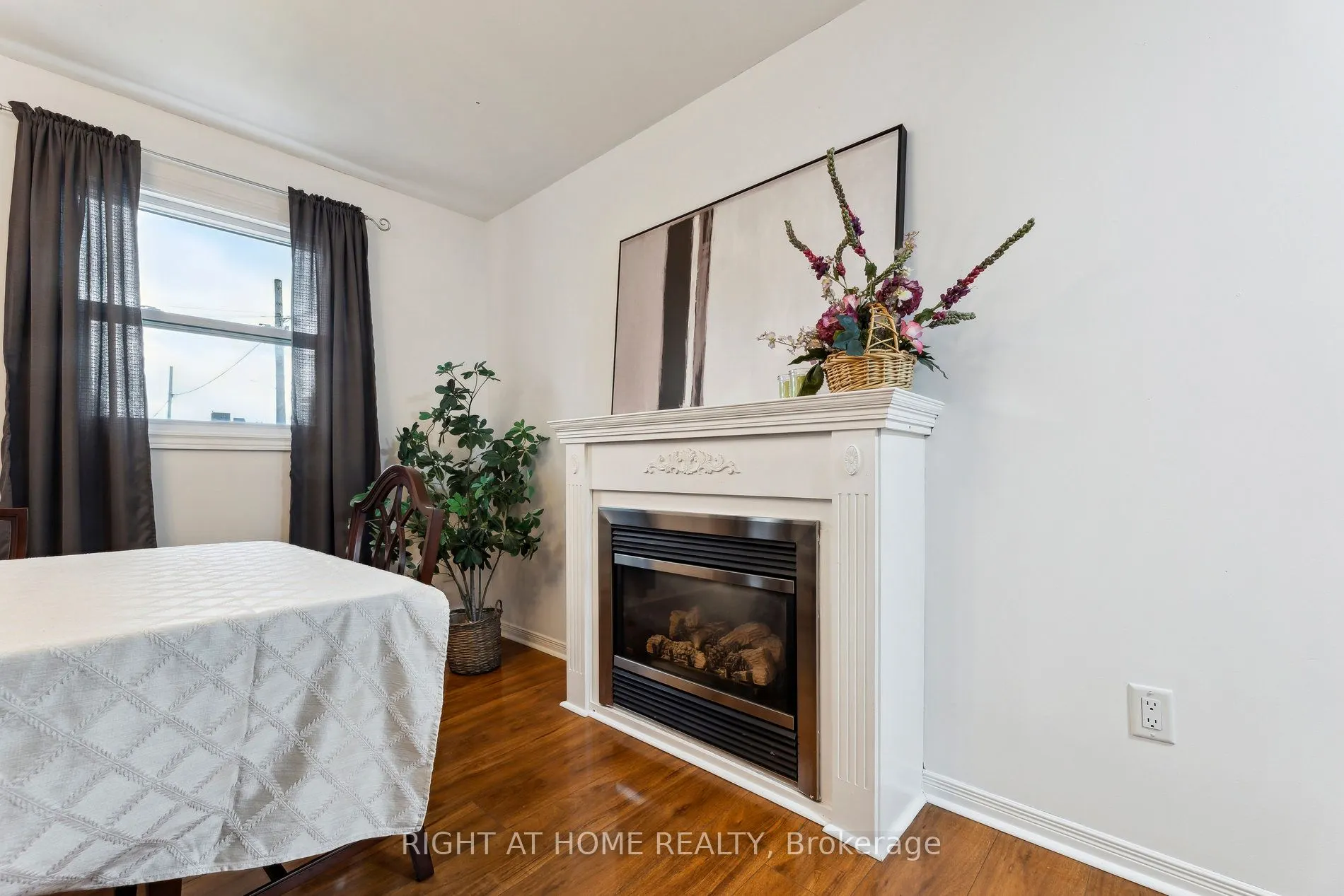 186 Dundas Street W