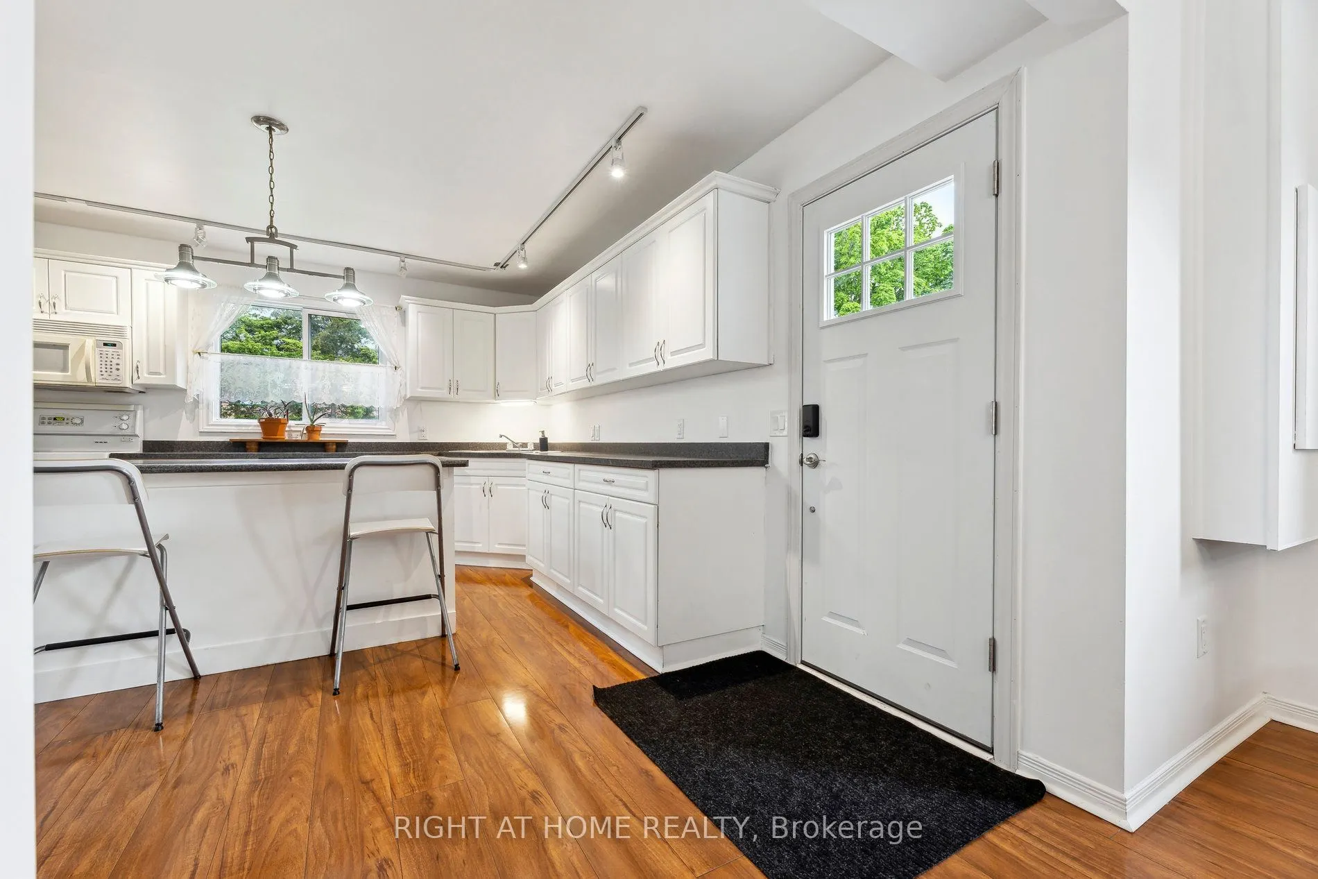186 Dundas Street W