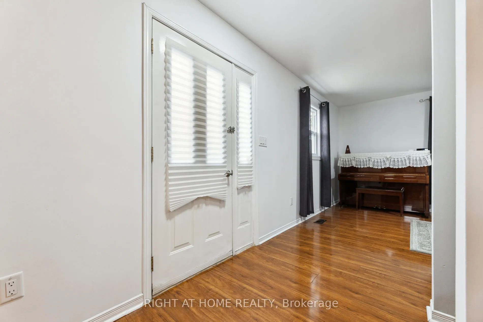 186 Dundas Street W