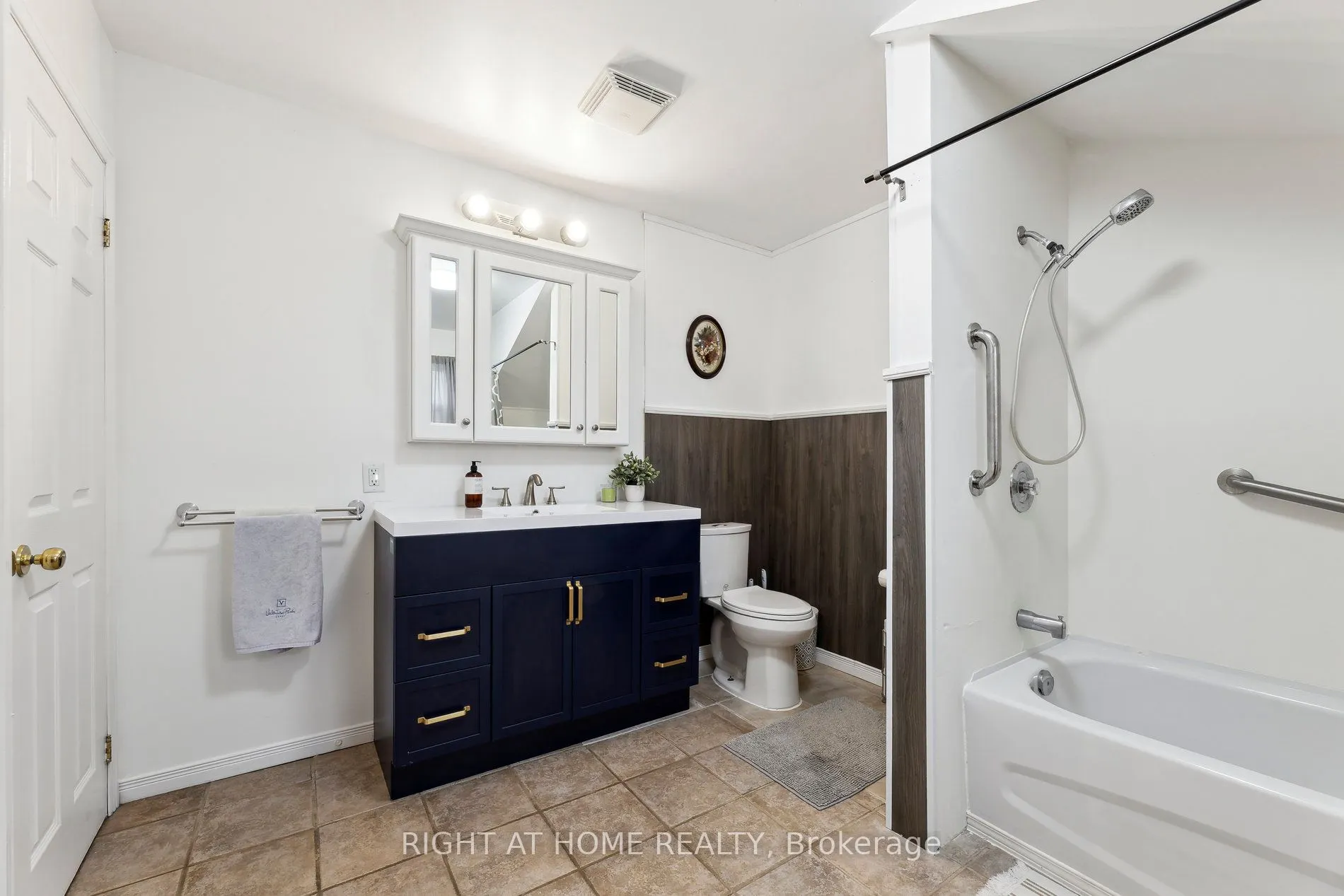 186 Dundas Street W