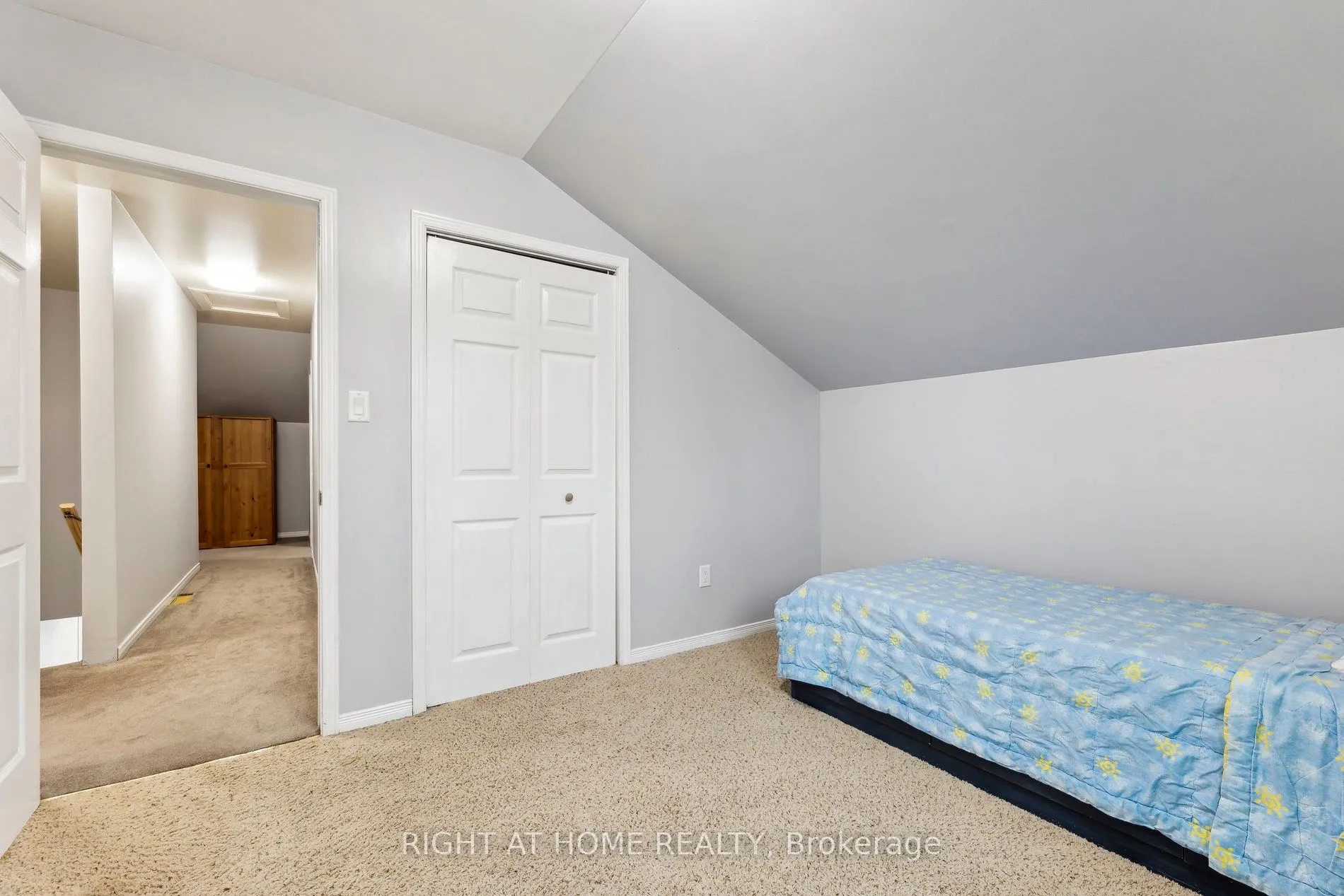 186 Dundas Street W