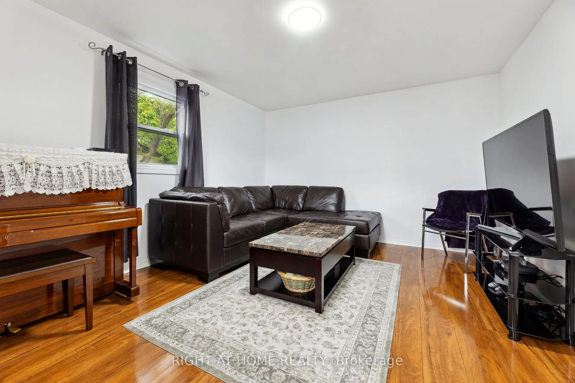 186 Dundas Street W