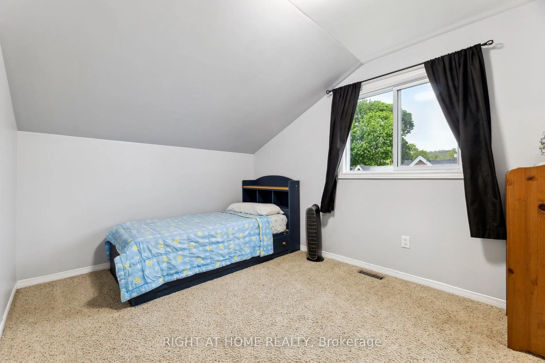 186 Dundas Street W