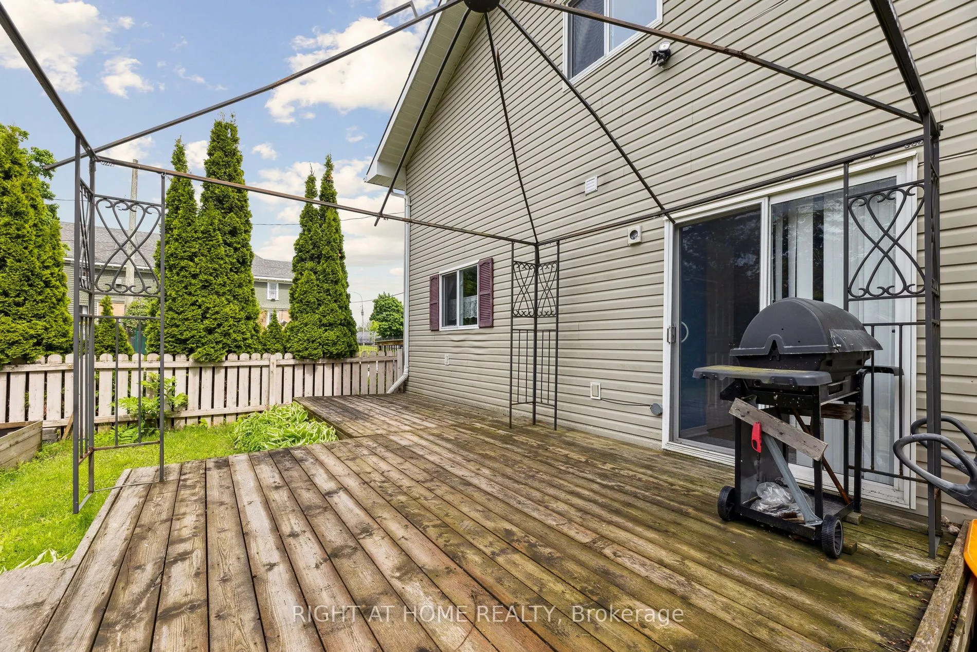 186 Dundas Street W