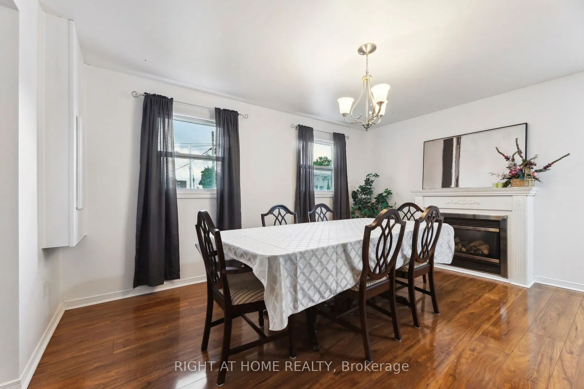 186 Dundas Street W