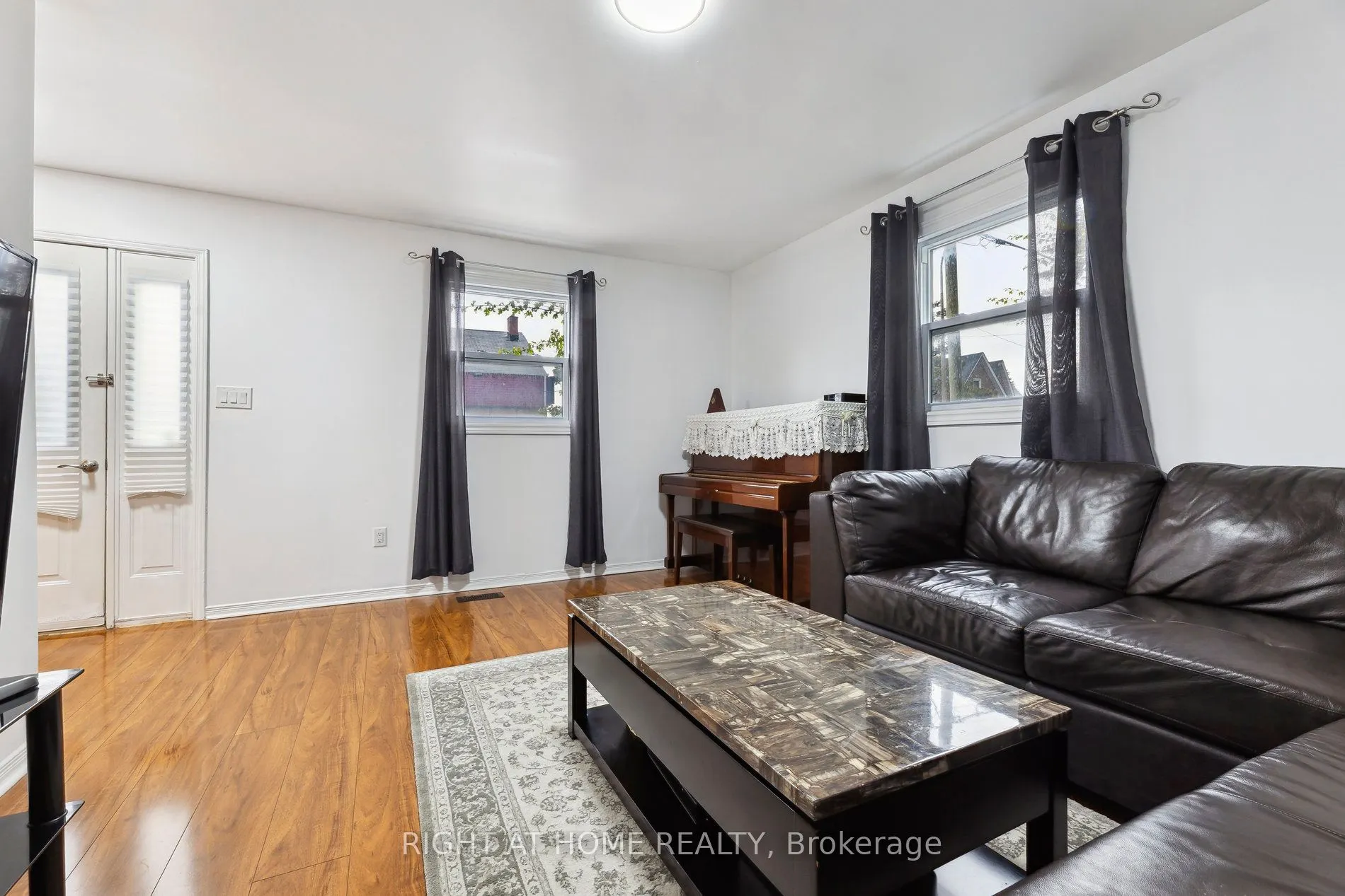 186 Dundas Street W