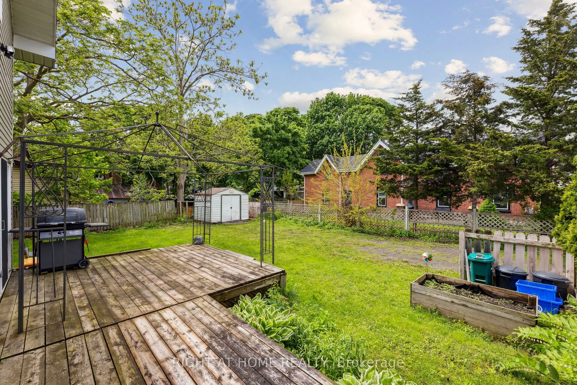 186 Dundas Street W