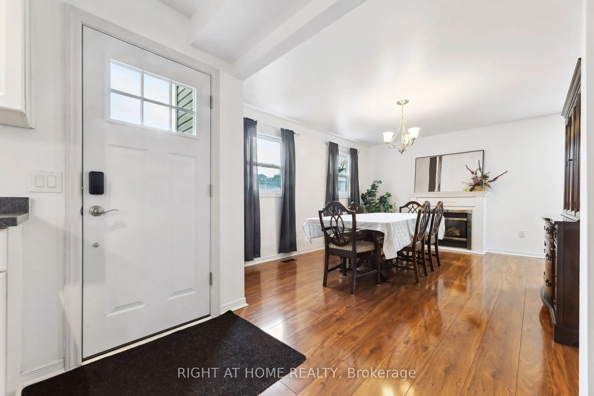 186 Dundas Street W