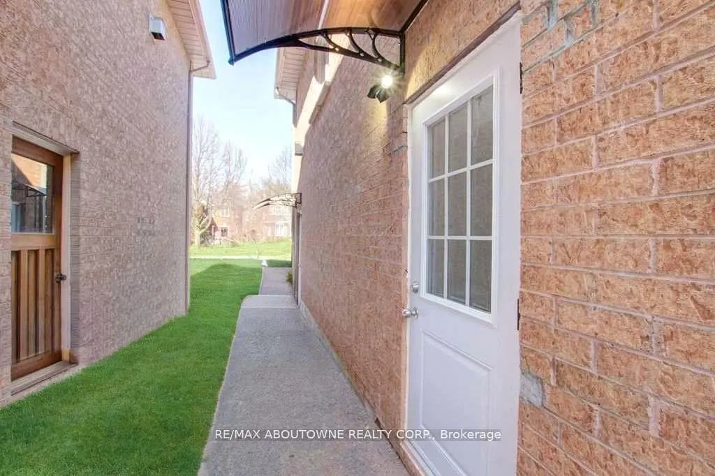 80 Laurendale Avenue, #Lower
