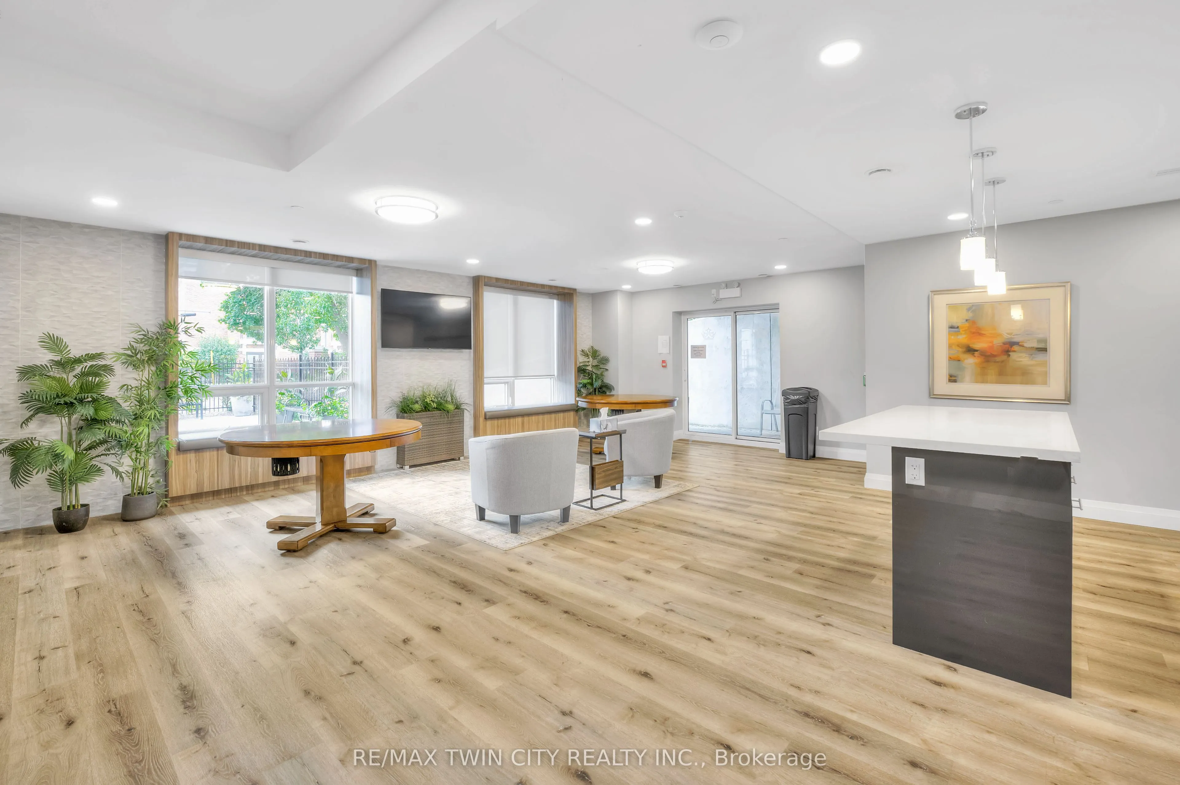 399 Queen Street S, #211
