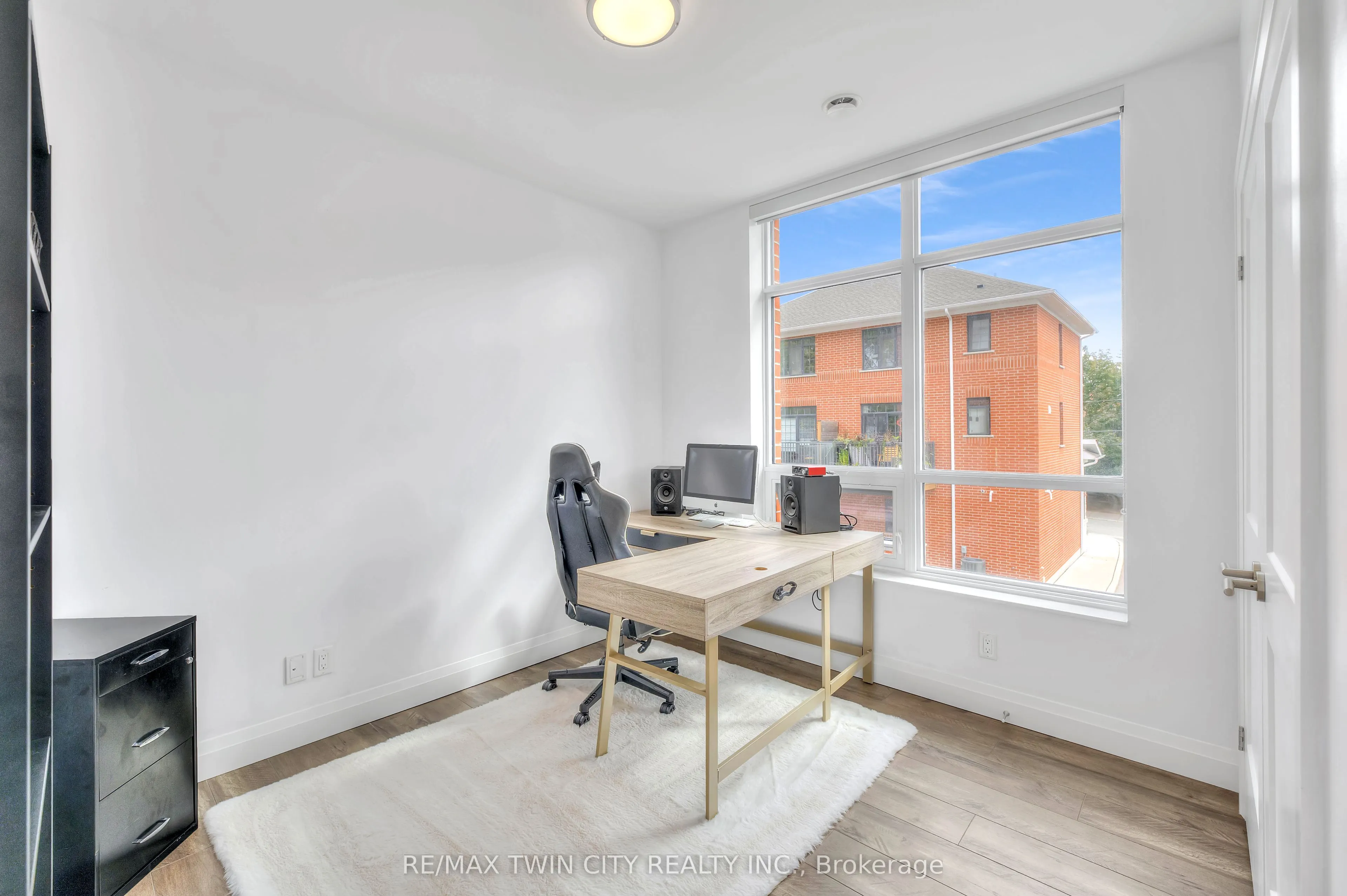 399 Queen Street S, #211