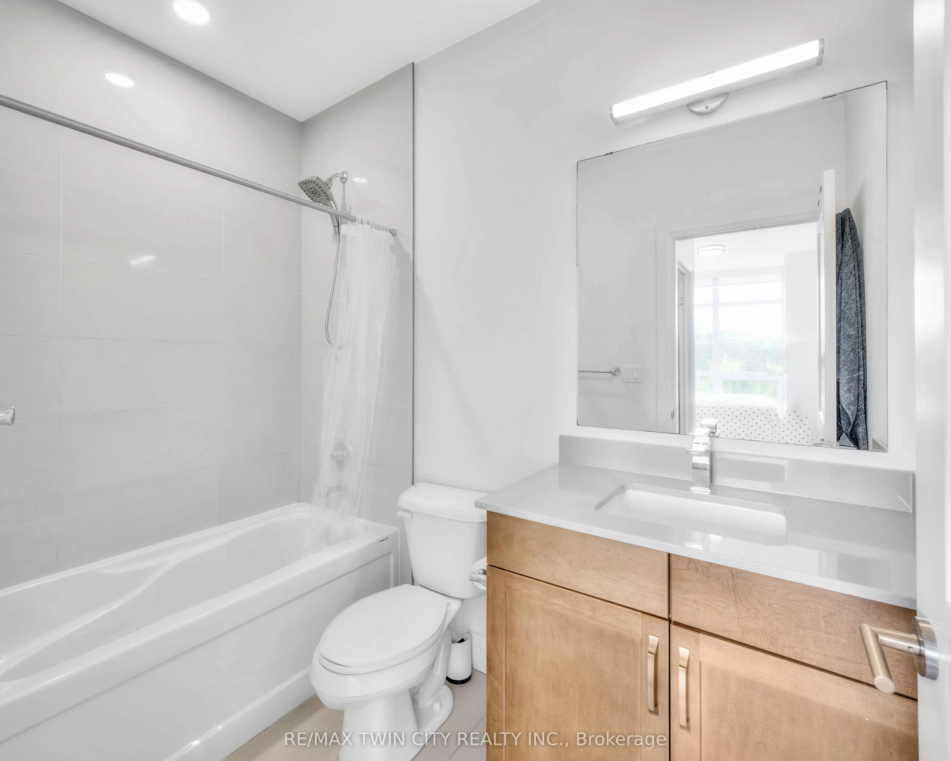 399 Queen Street S, #211