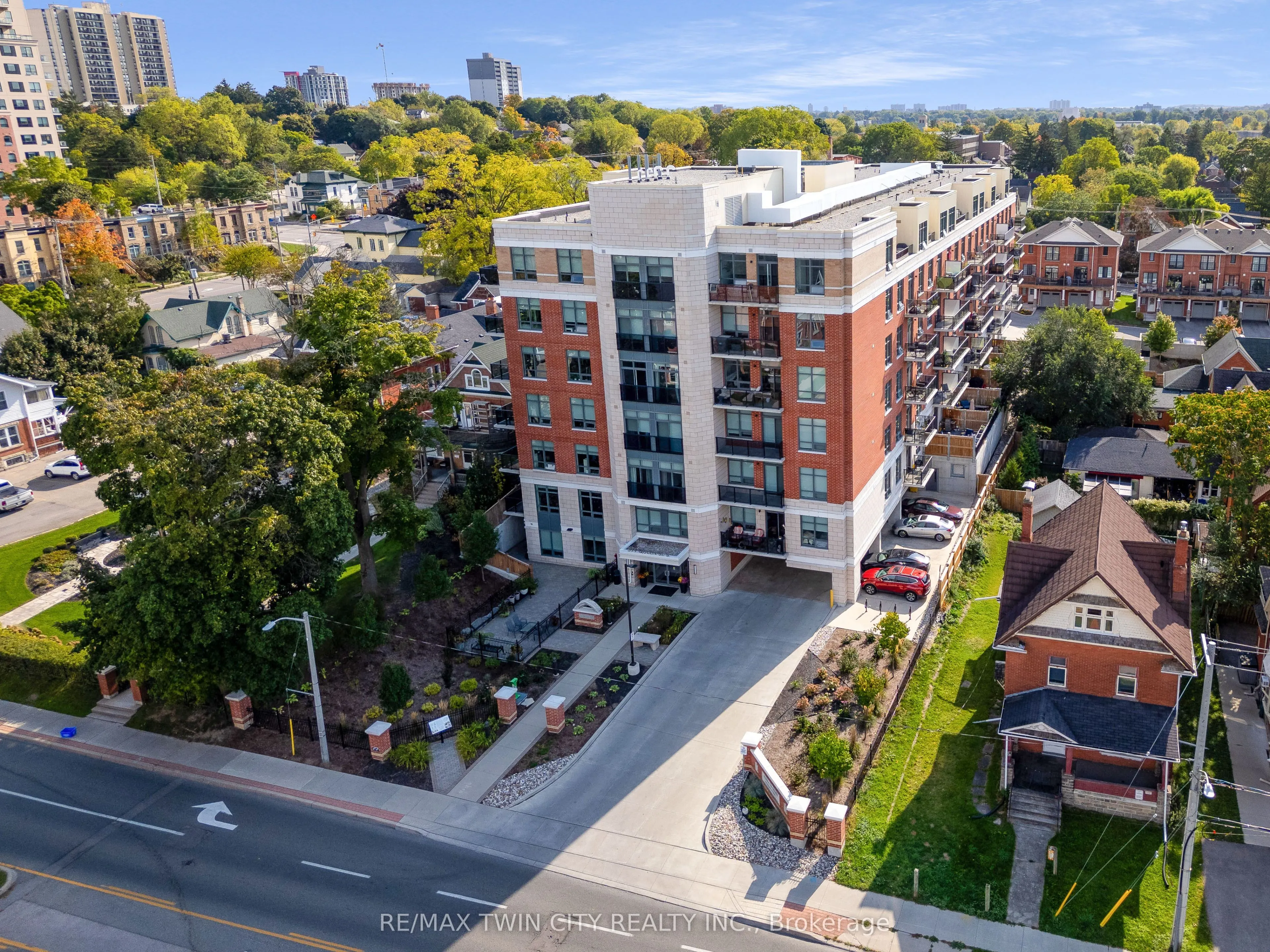 399 Queen Street S, #211