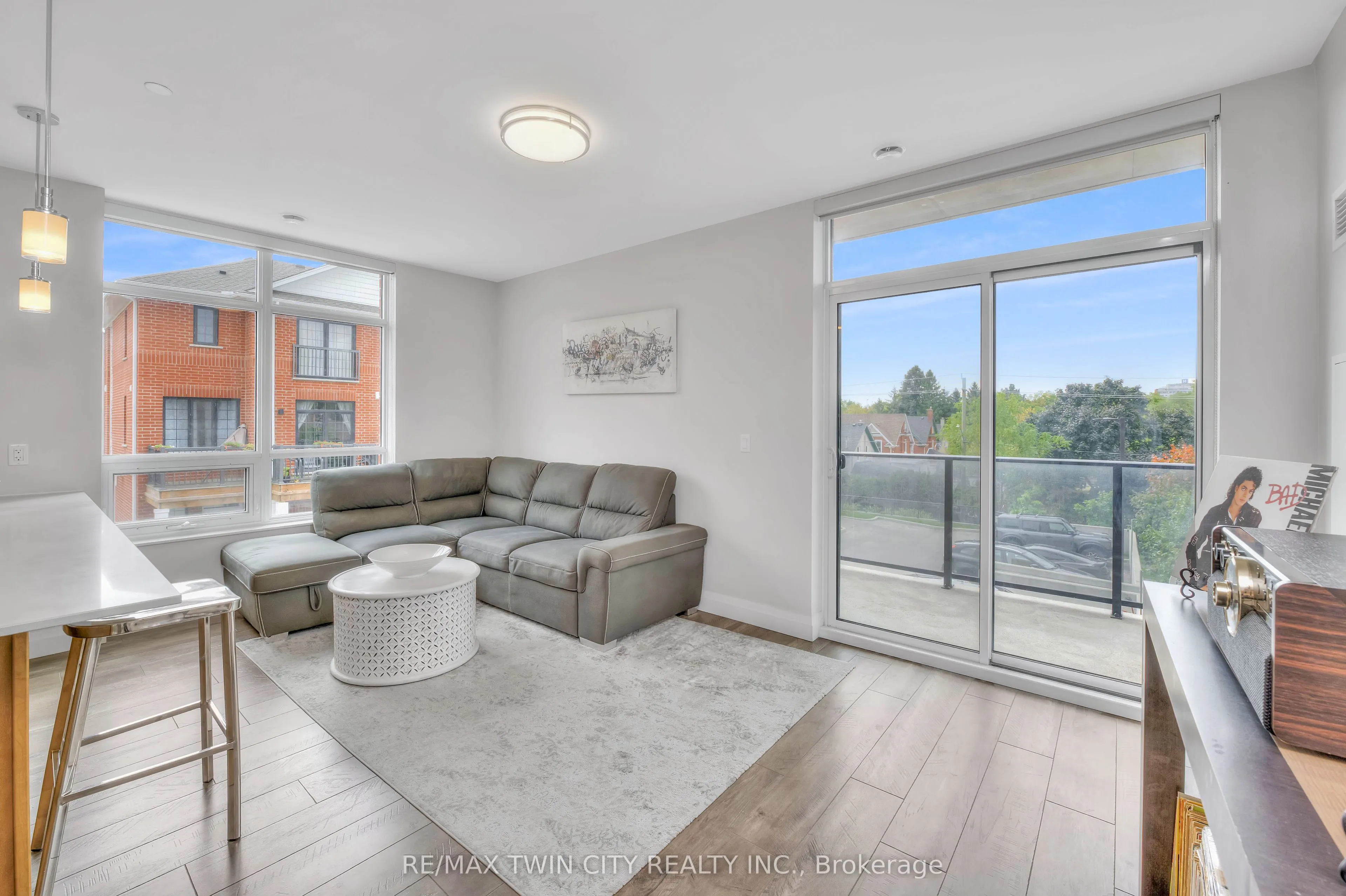 399 Queen Street S, #211