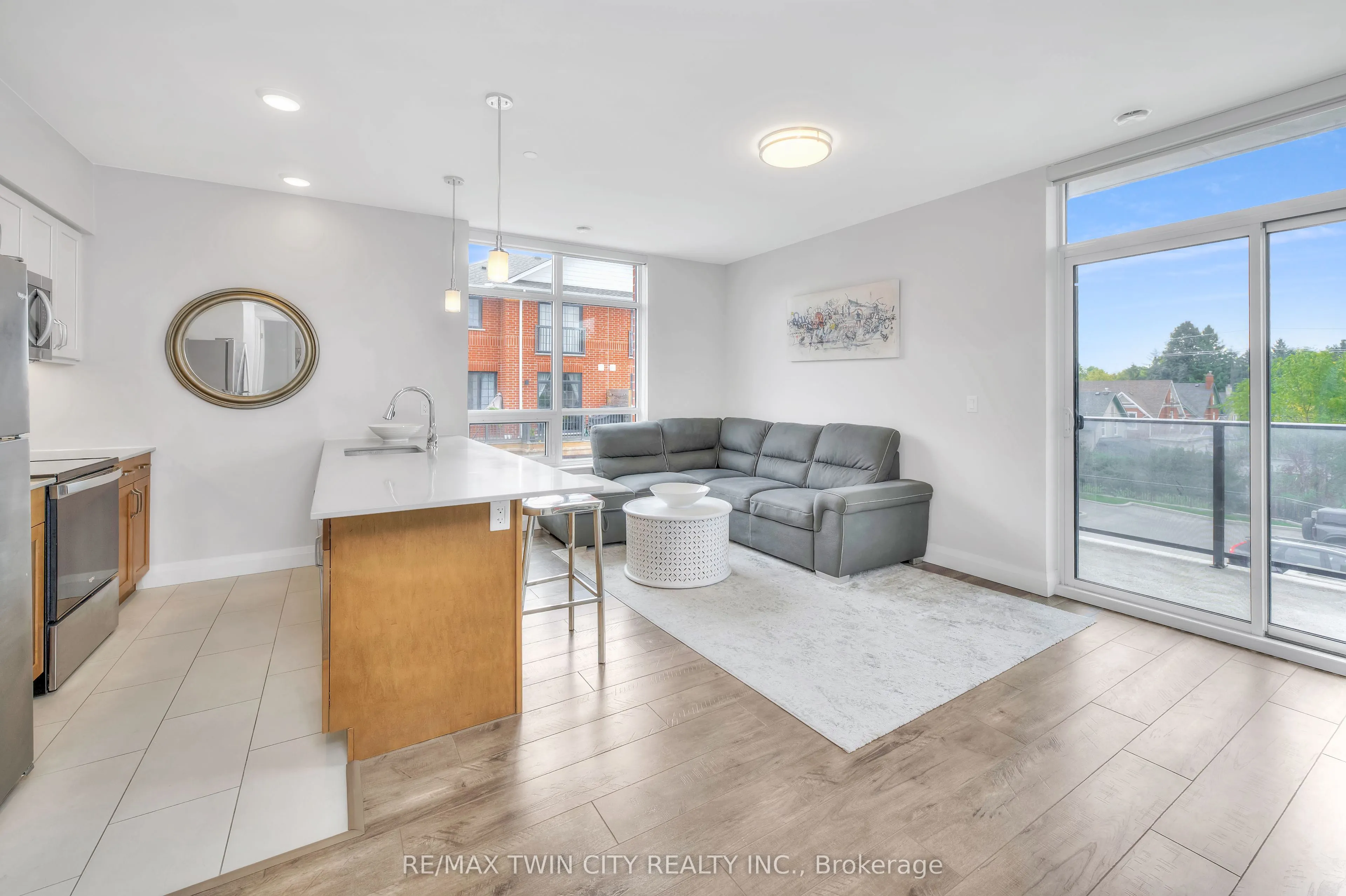 399 Queen Street S, #211