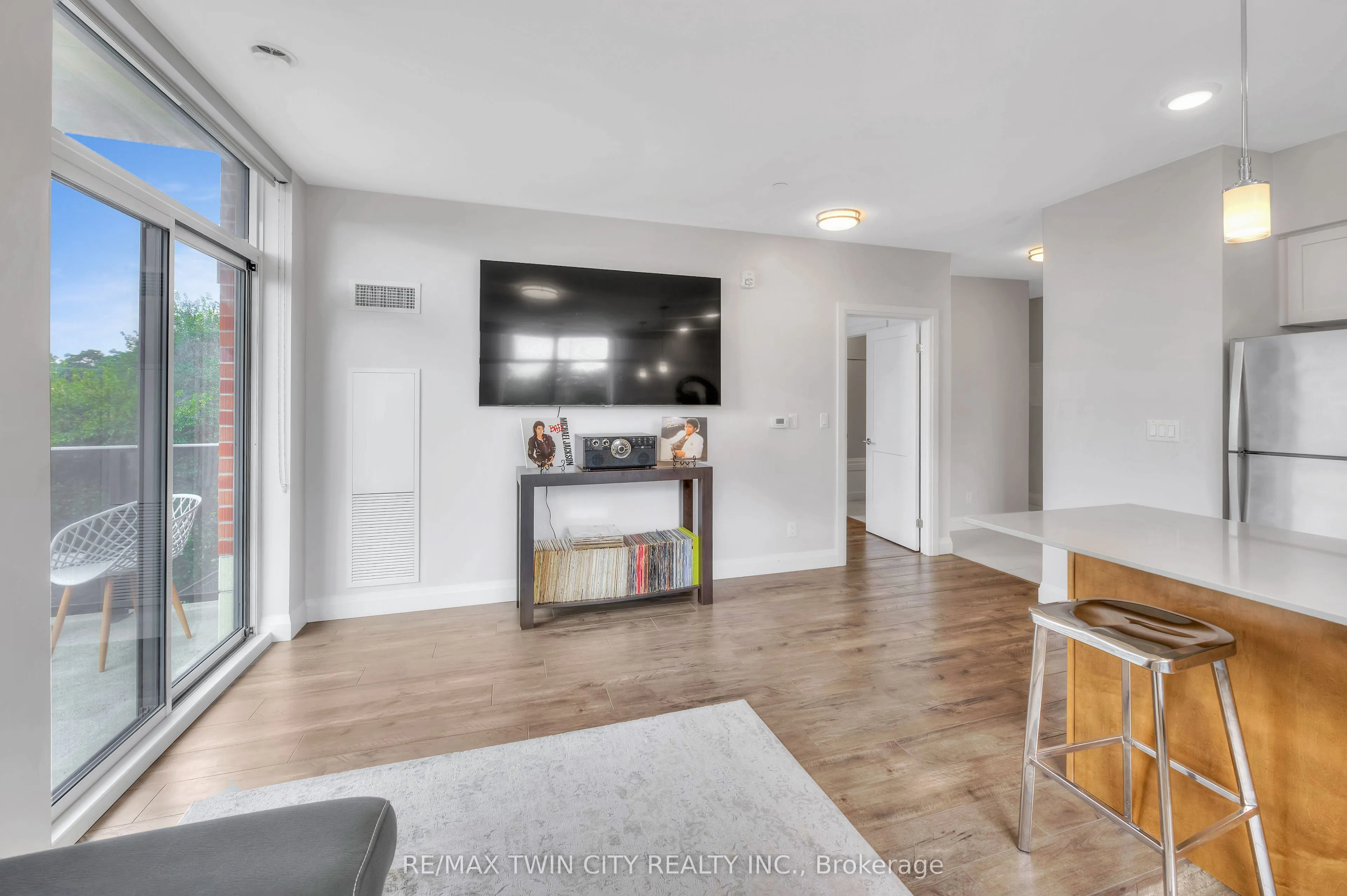399 Queen Street S, #211