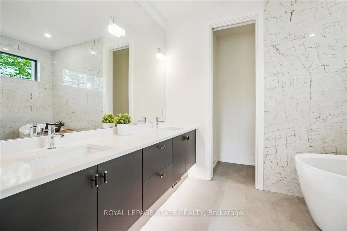 1613G Lookout Street