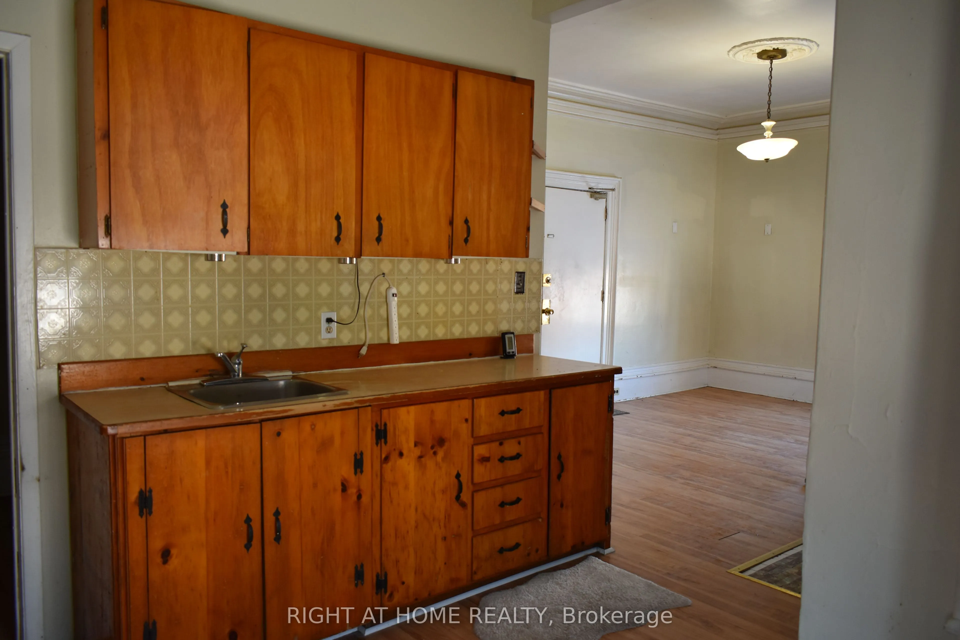 23 Glenelg Street W