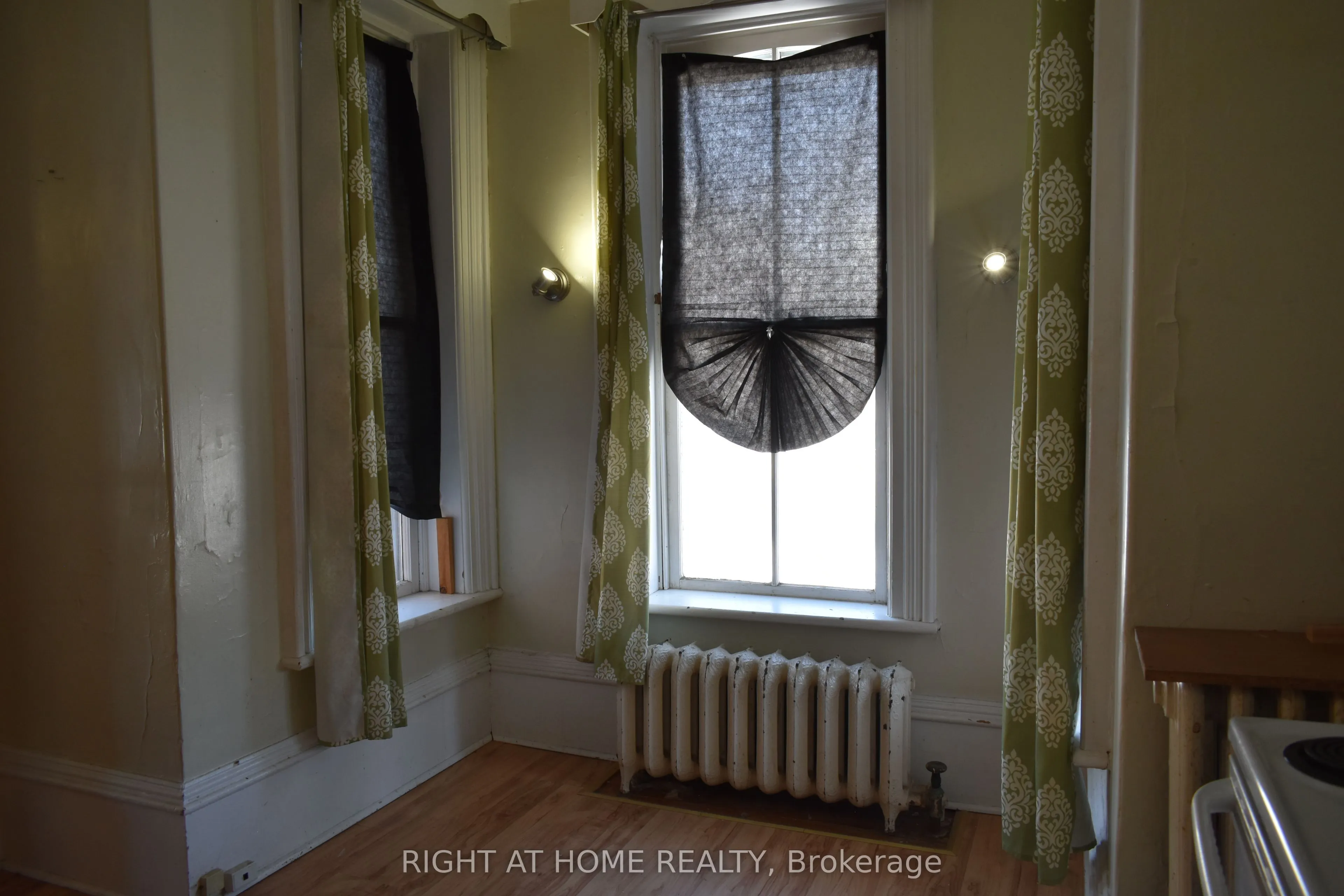 23 Glenelg Street W