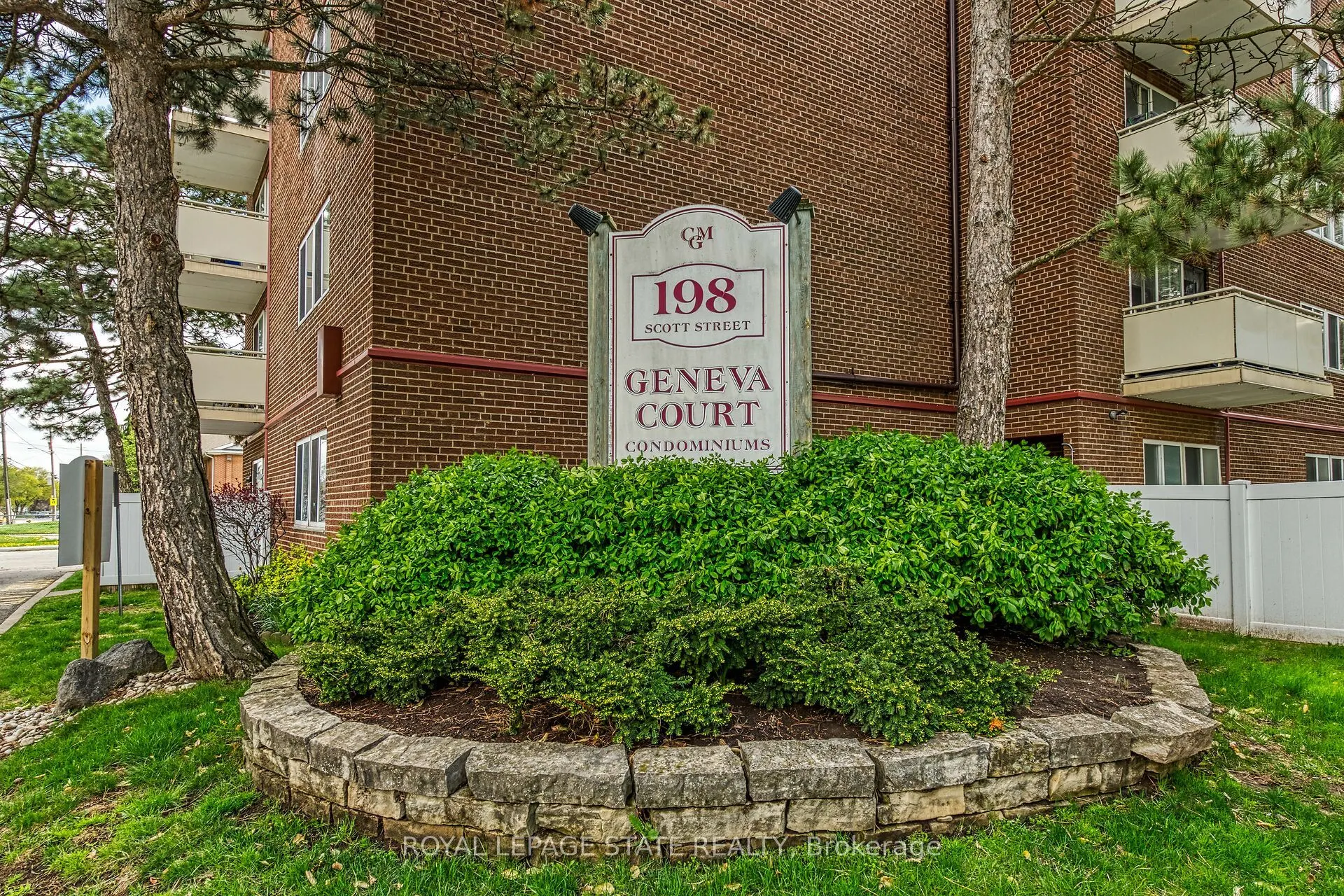 198 Scott Street, #220