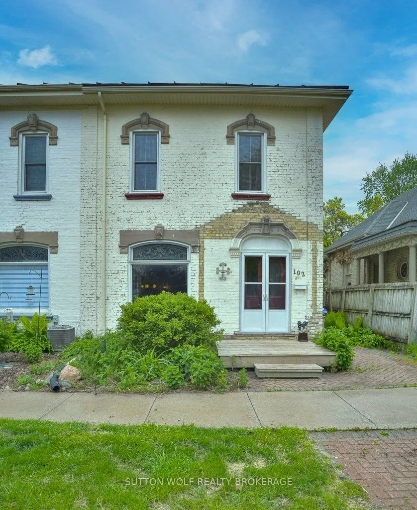 102 Front Street W