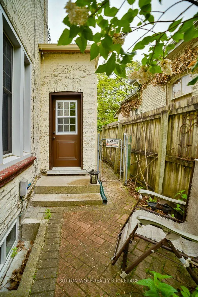 102 Front Street W