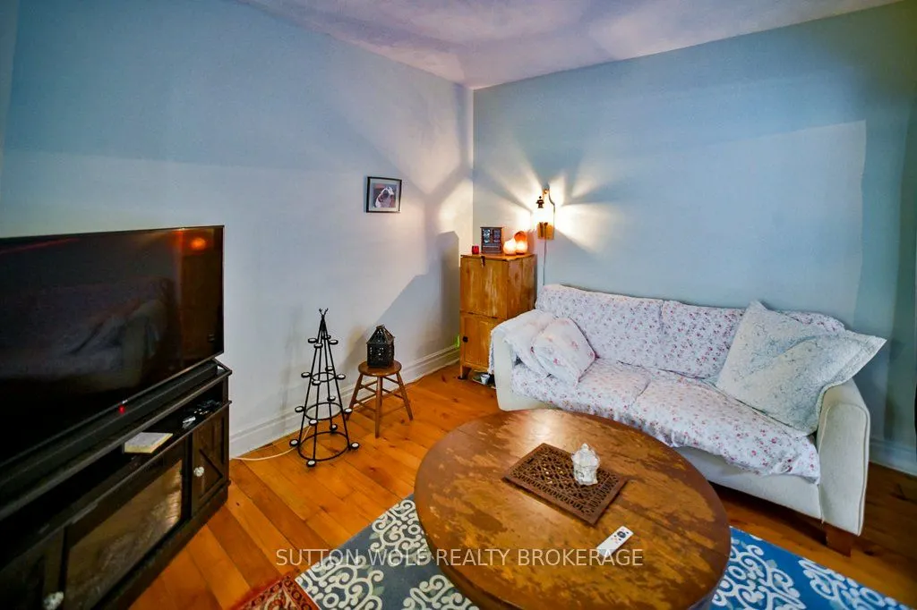 102 Front Street W