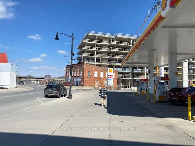 80 Dundas Street E