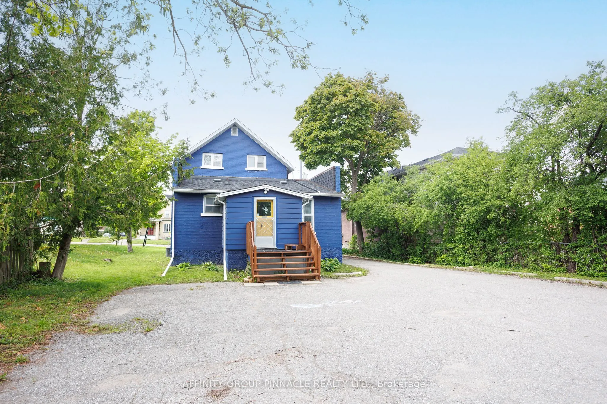 221 Kent Street W