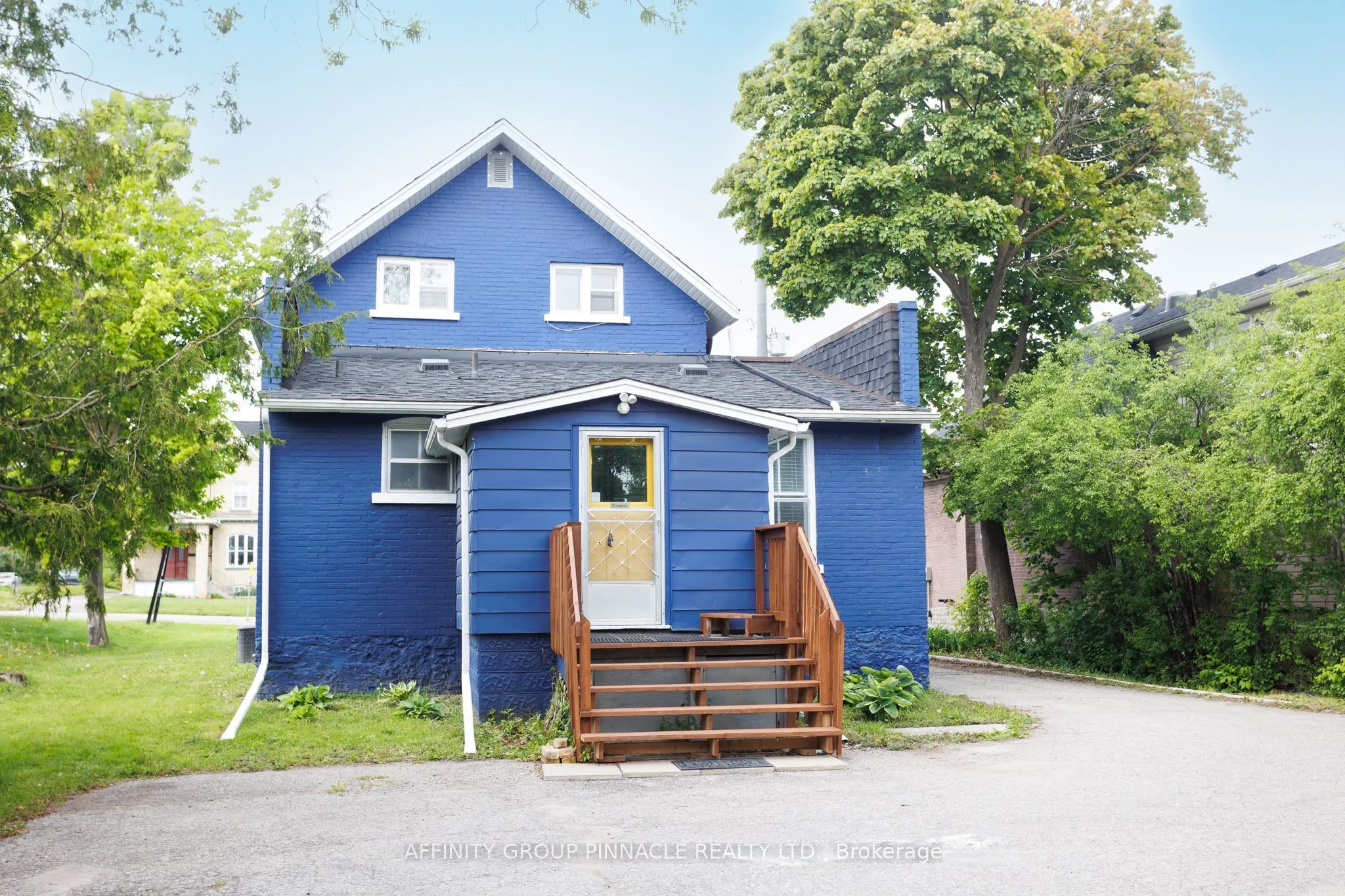 221 Kent Street W