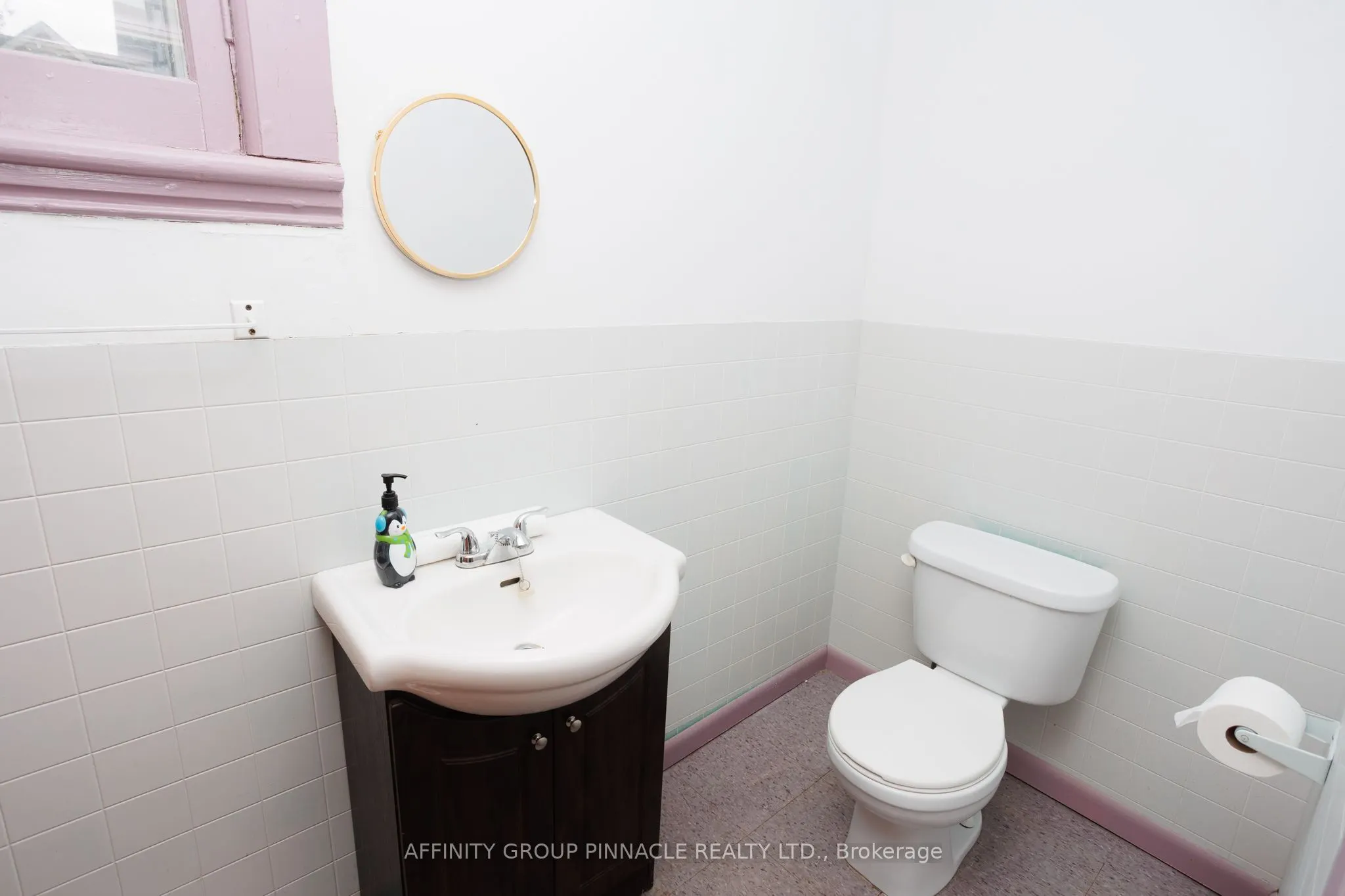 221 Kent Street W