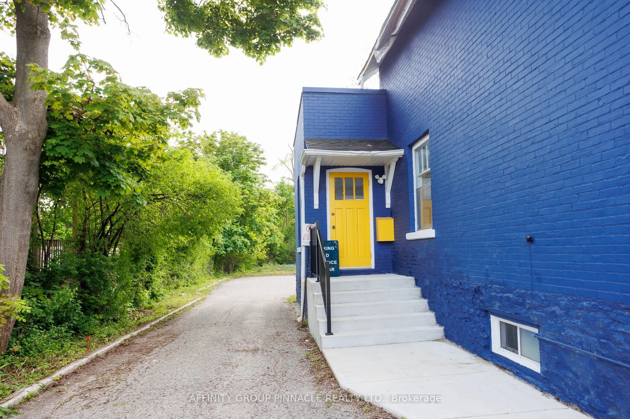221 Kent Street W