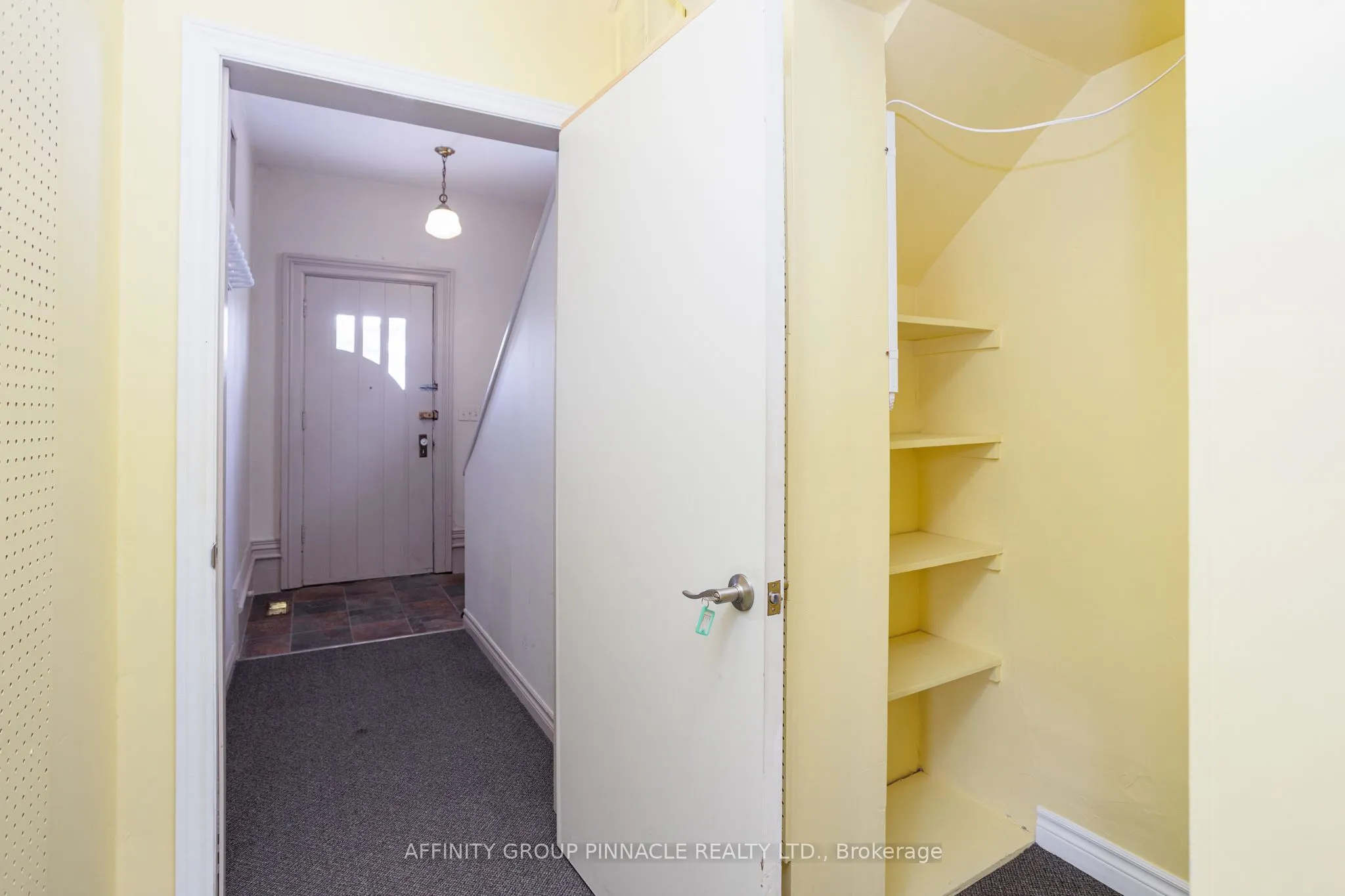 221 Kent Street W
