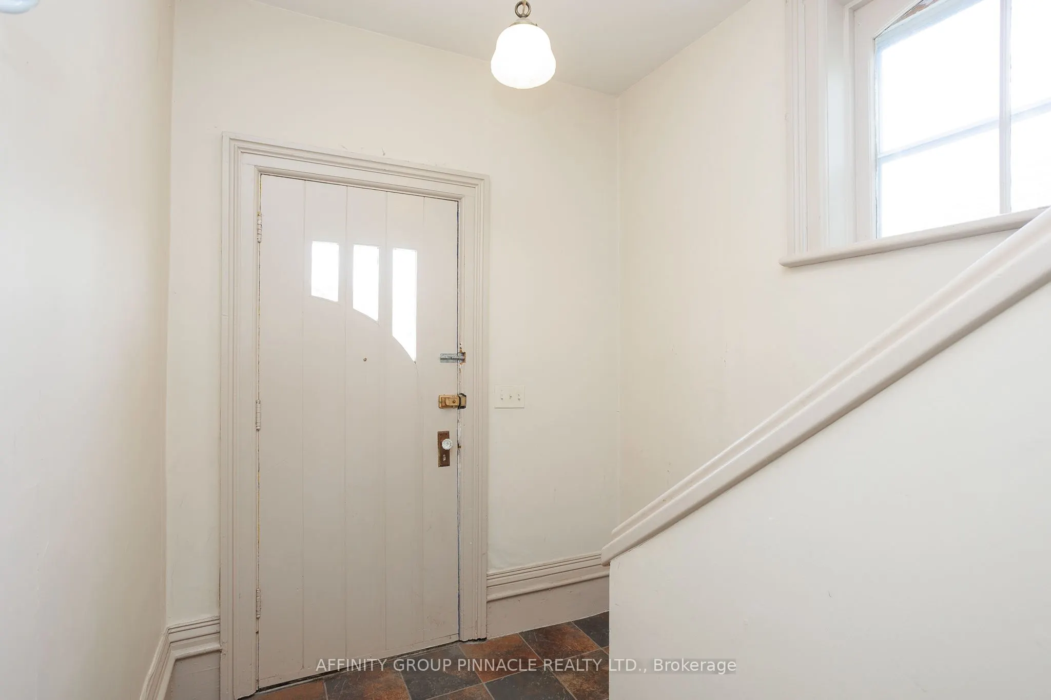 221 Kent Street W