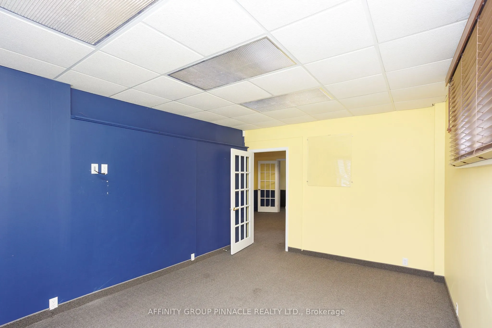 221 Kent Street W