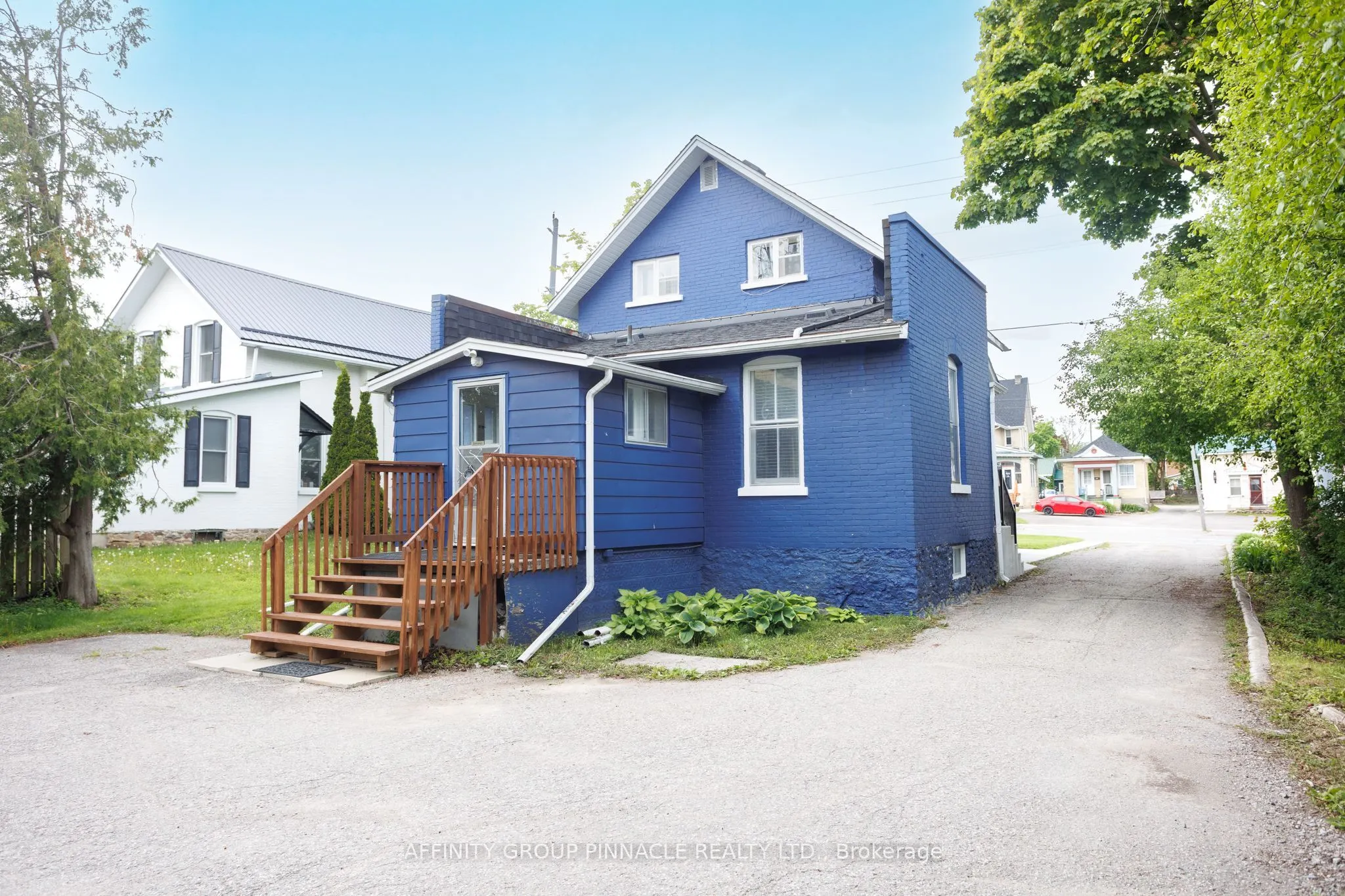 221 Kent Street W