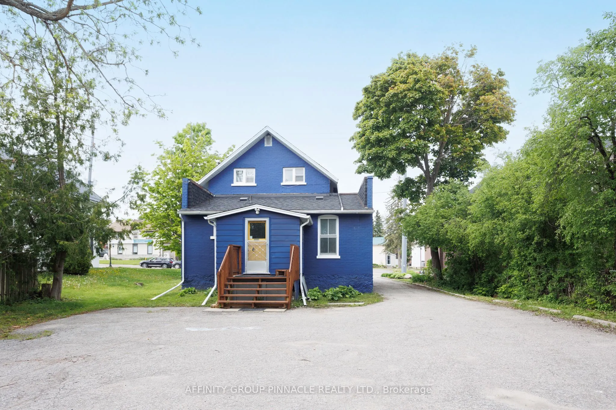 221 Kent Street W