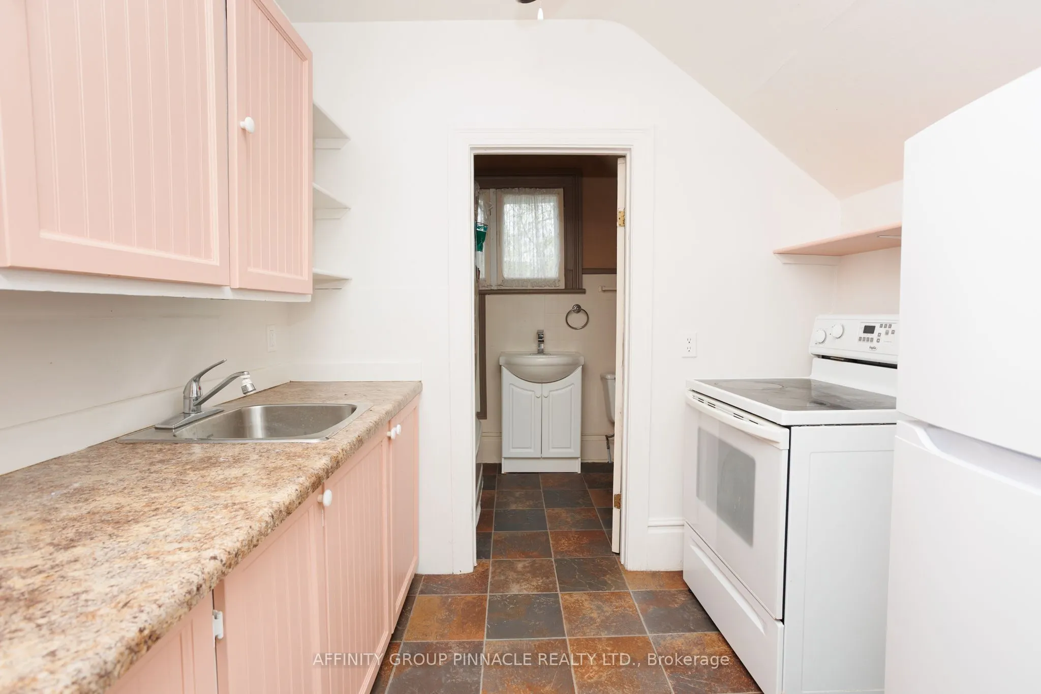 221 Kent Street W