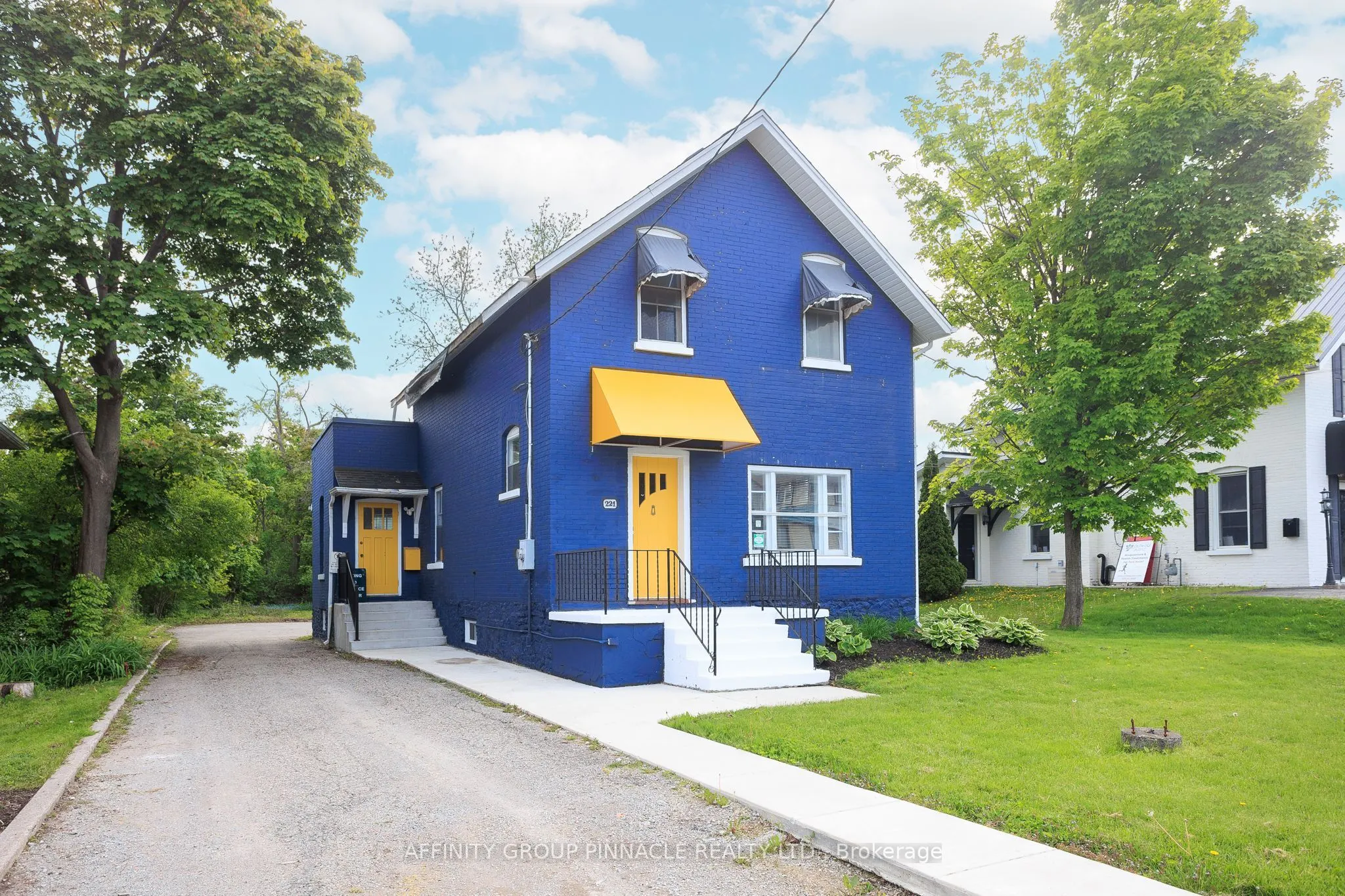 221 Kent Street W