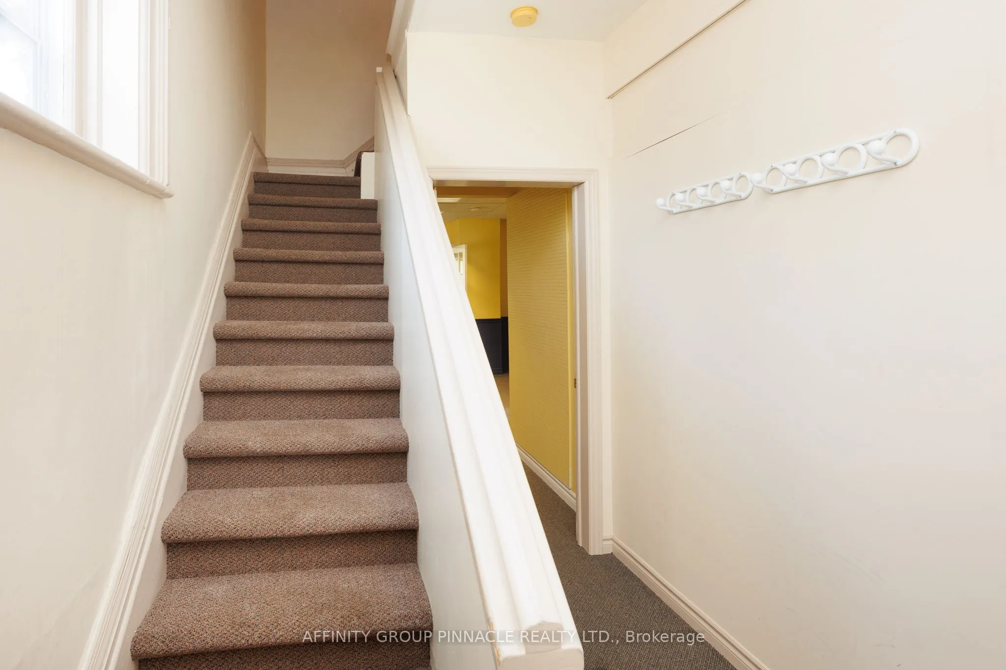 221 Kent Street W