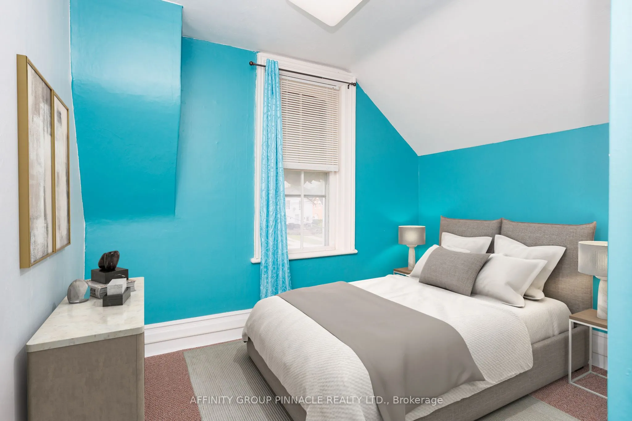 221 Kent Street W