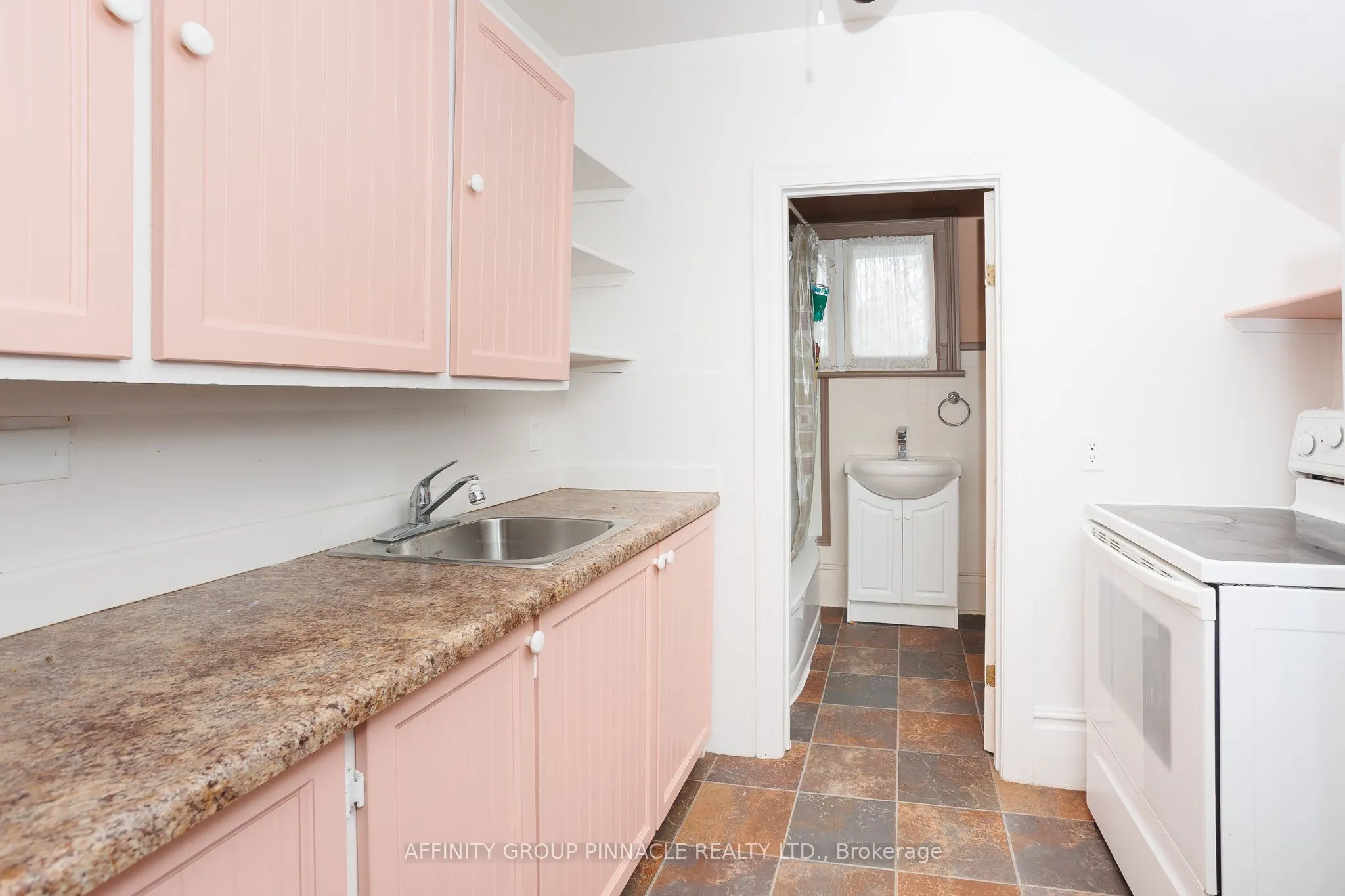 221 Kent Street W