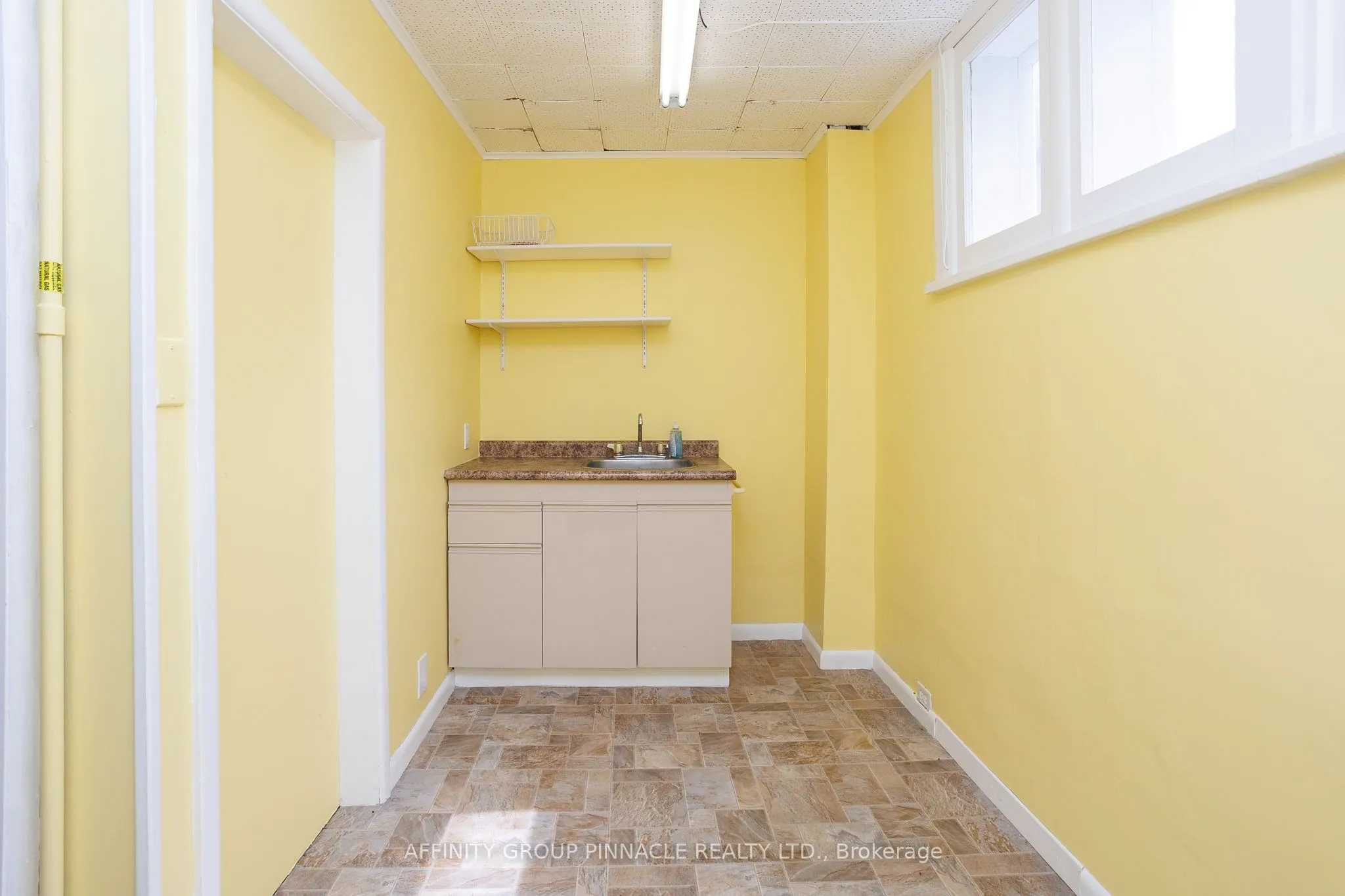 221 Kent Street W
