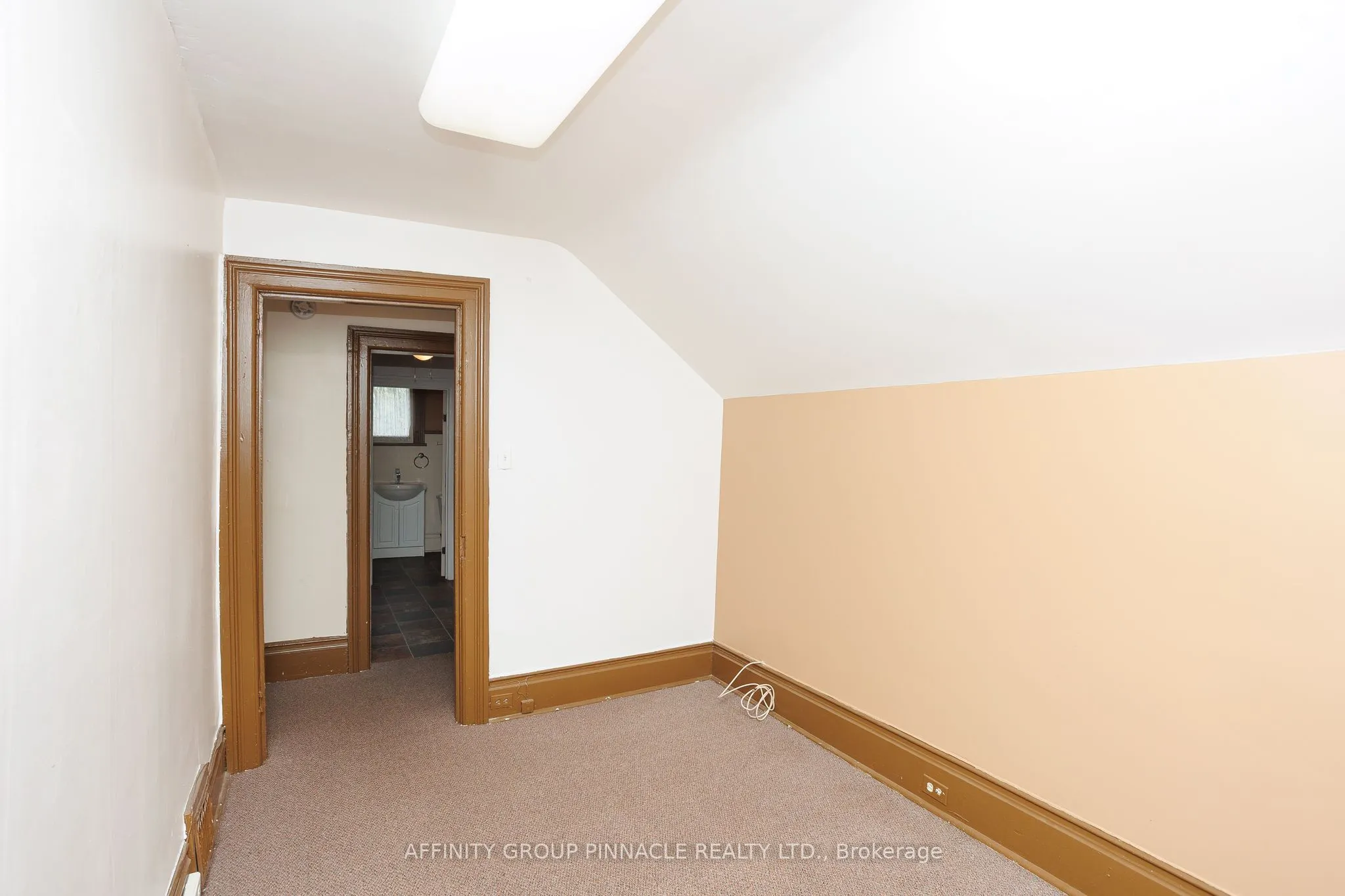 221 Kent Street W